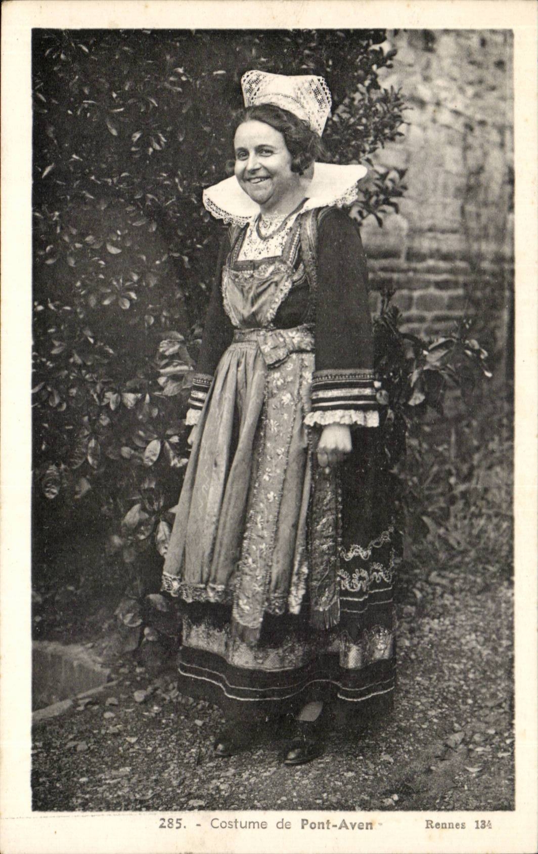 CPA Kostum des Brucke Schlucken-Lochs TOP (Folklore)