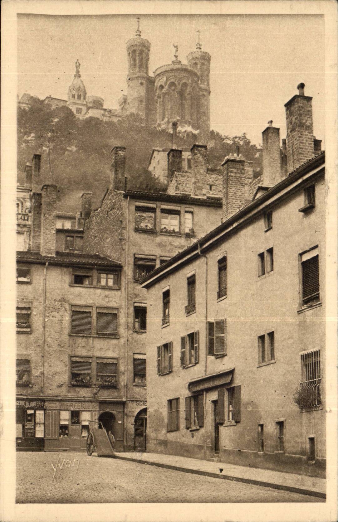 Lyon CPA Old houses with the foot of the hill of Fourviere