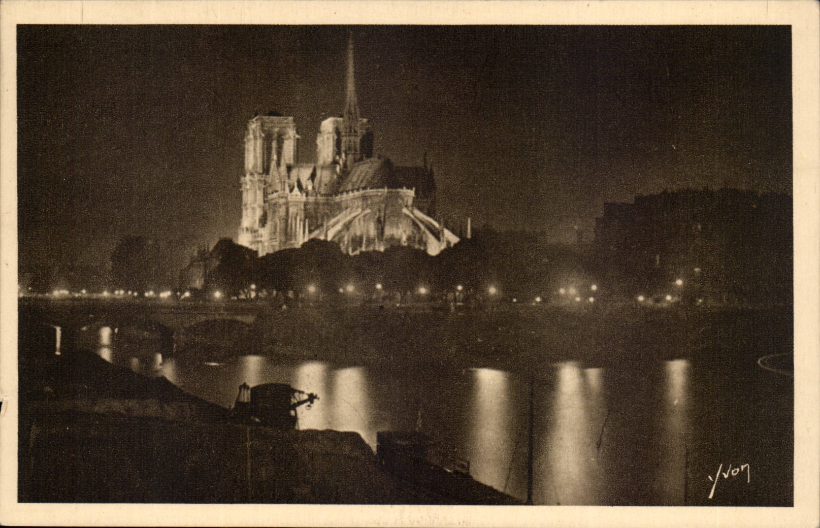 Paris (3rd) CPA Notre Dame illuminee