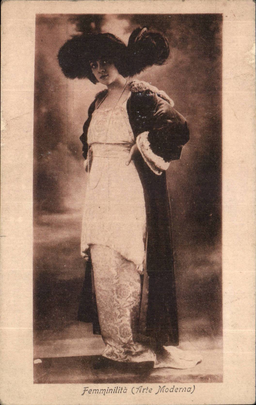 Folklore-Kostums CPA Femminilita (arte des Italien-Italien wutende Jahre der Frau modern)