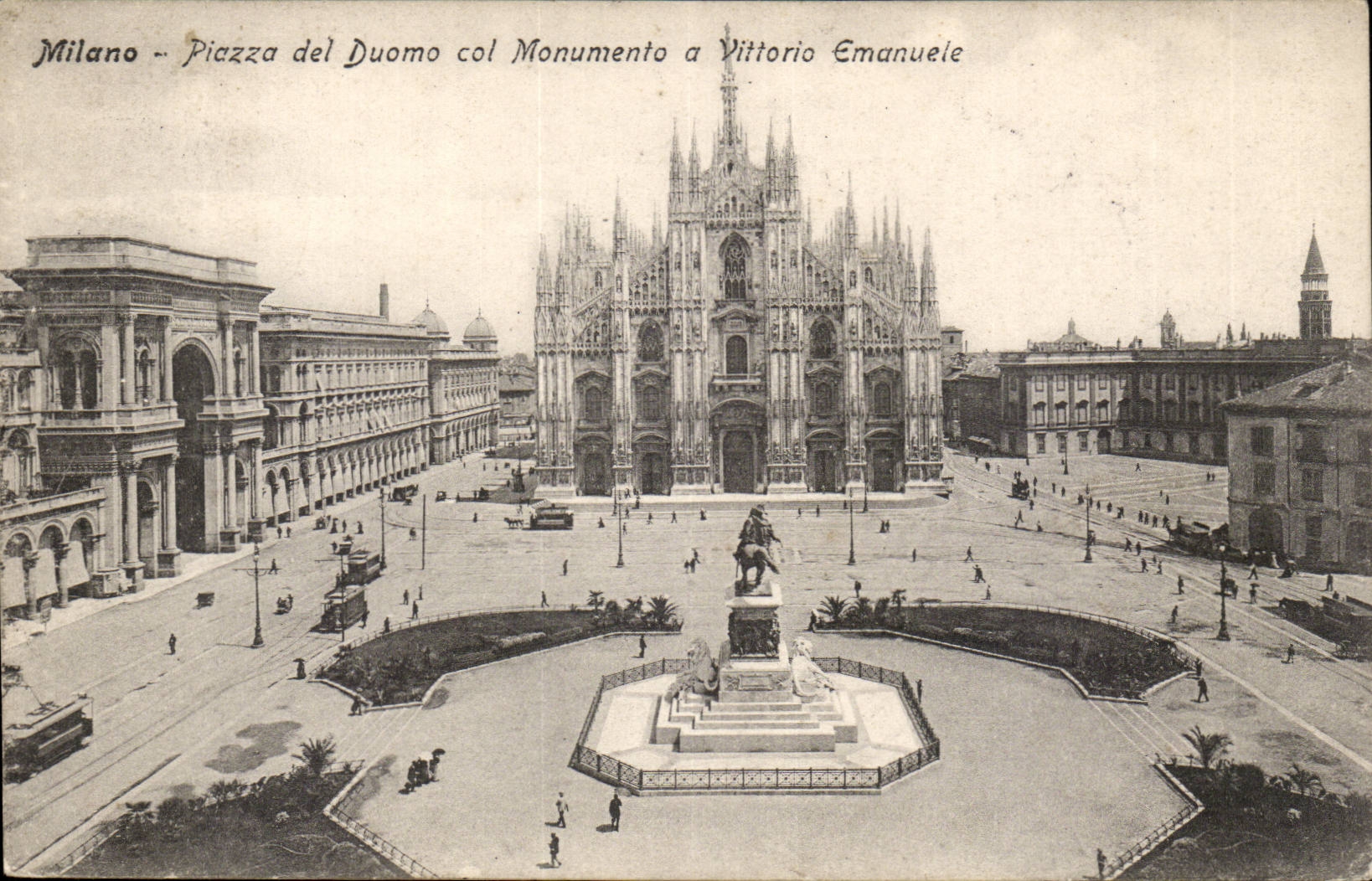 Italy - Italia - Milano - Milan - Piazza del Duoma collar Monumento Vittoria Emmanuele CPA