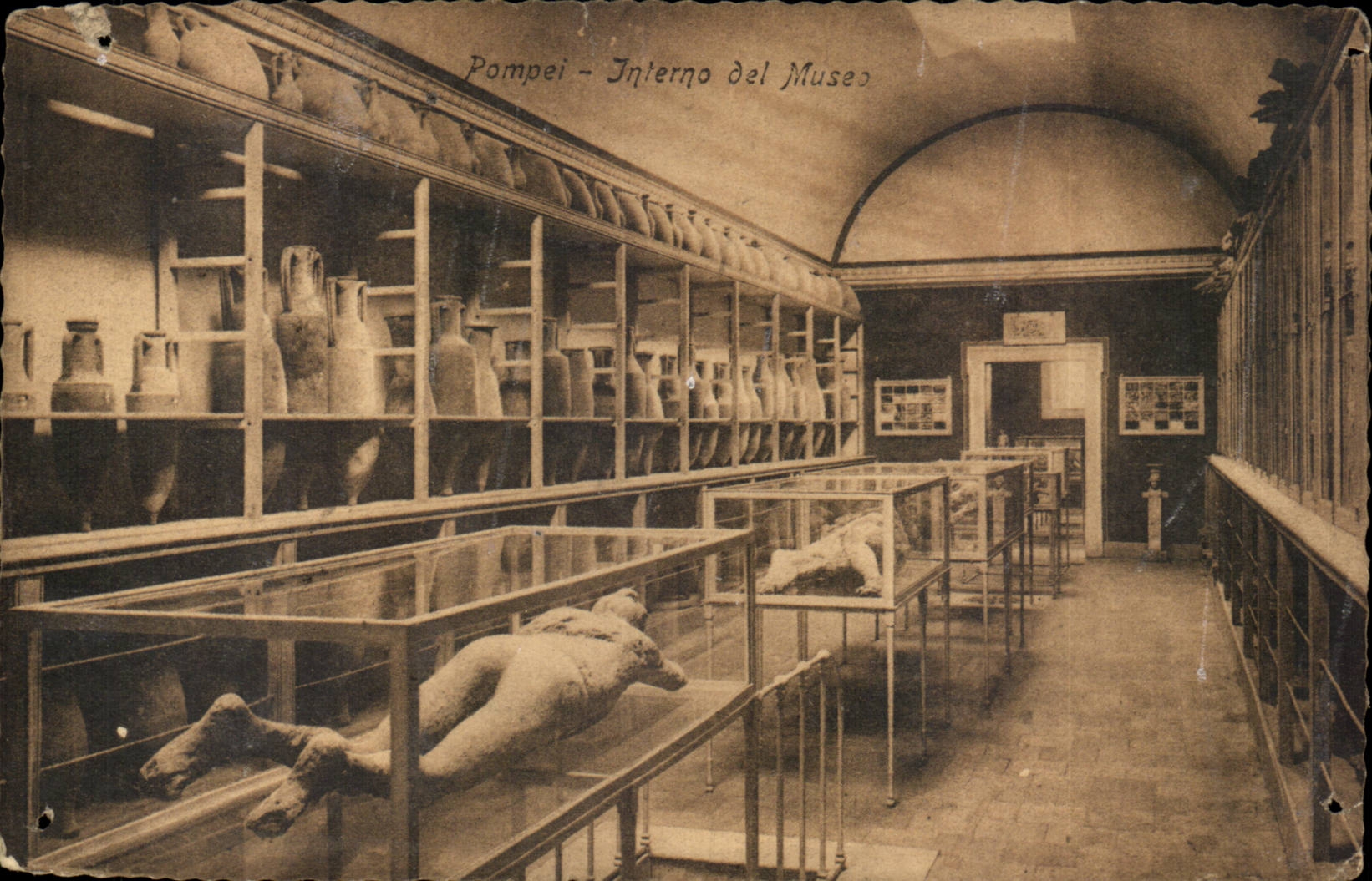 Italy Italia Pompei CPA Interno del Museo
