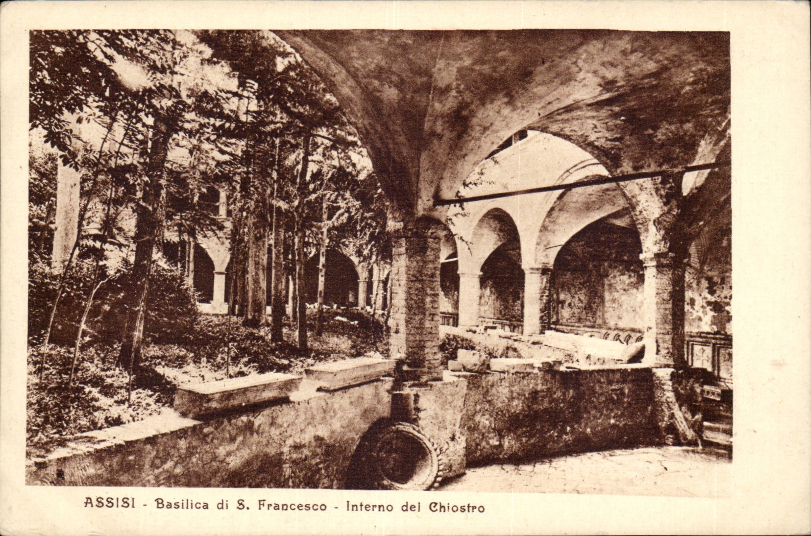 Italy - Italy - Umbria - Assisi - Basilica di S Francesco - Interno del Chlostro - CPA