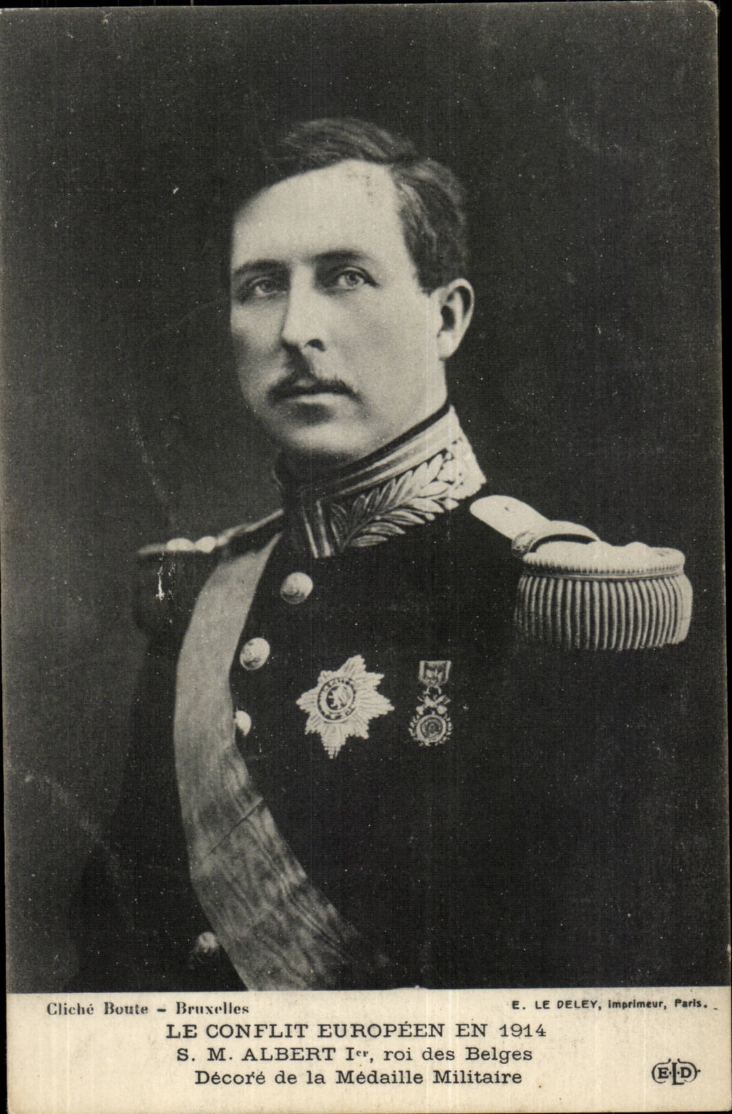 Belgie Belgium CPA the European conflict in 1914 S Mr Albert 1st king of the Belgians Decorates with the military medal
