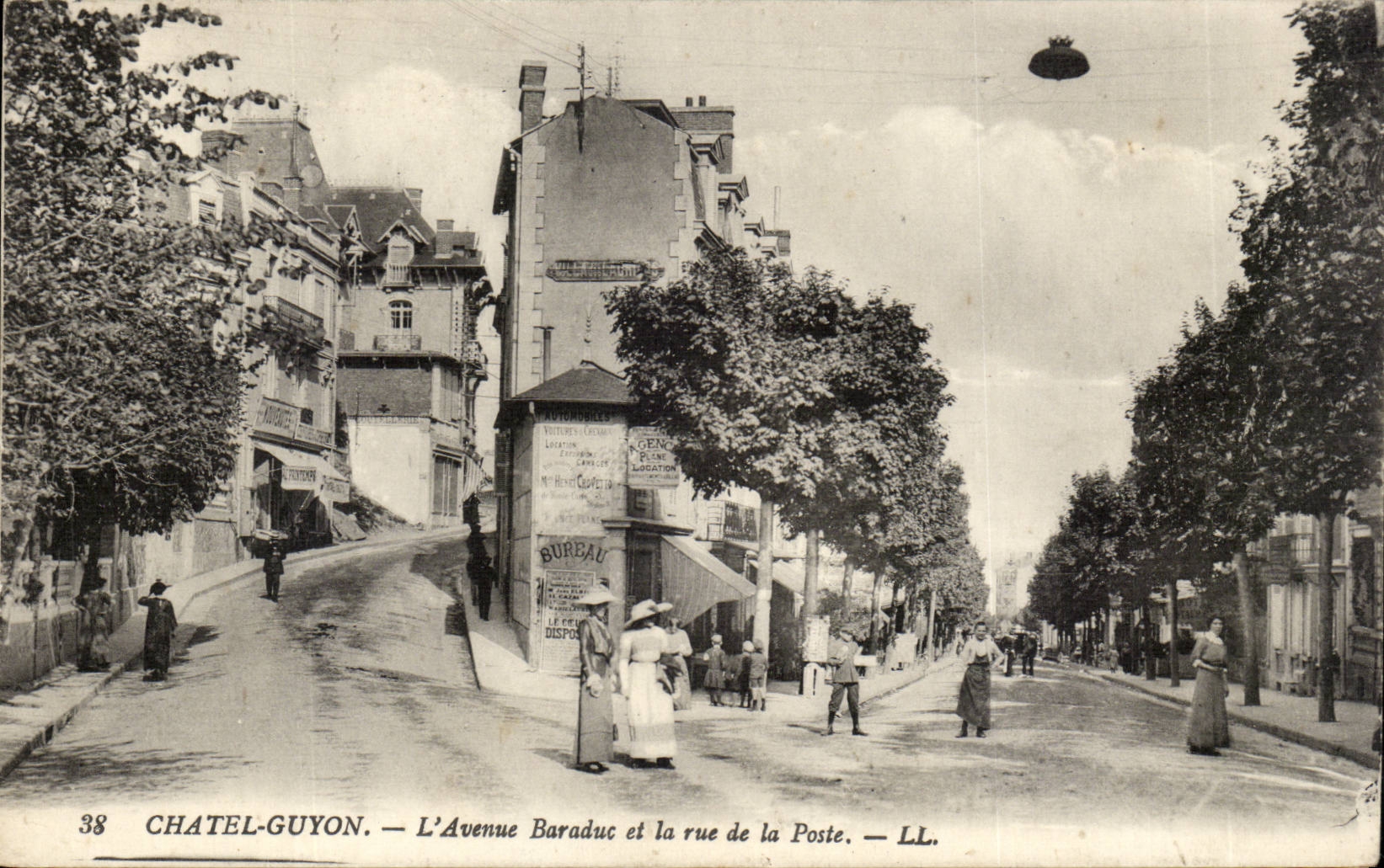 Puy de Dome- Chatel-Guyon-L' Avenue Baraduc and the street of the Station-CPA