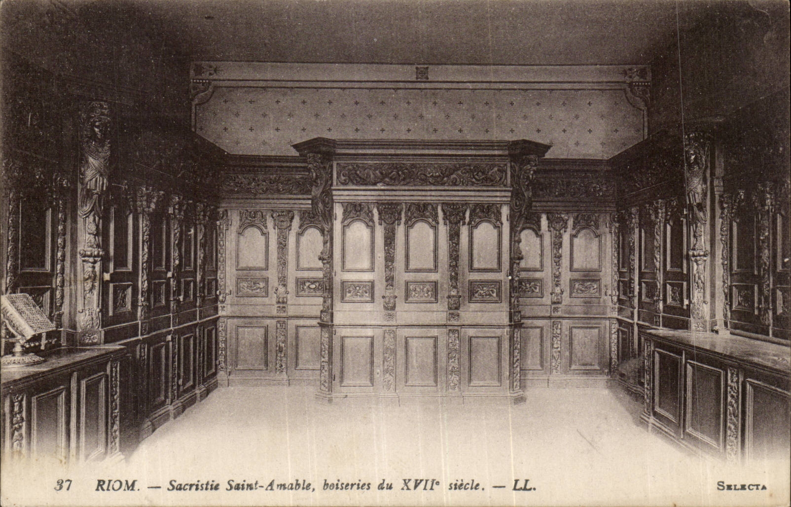 Puy de Dome- Riom- Sacristie Saint-amable-baiseries du XVII siecle -CPA
