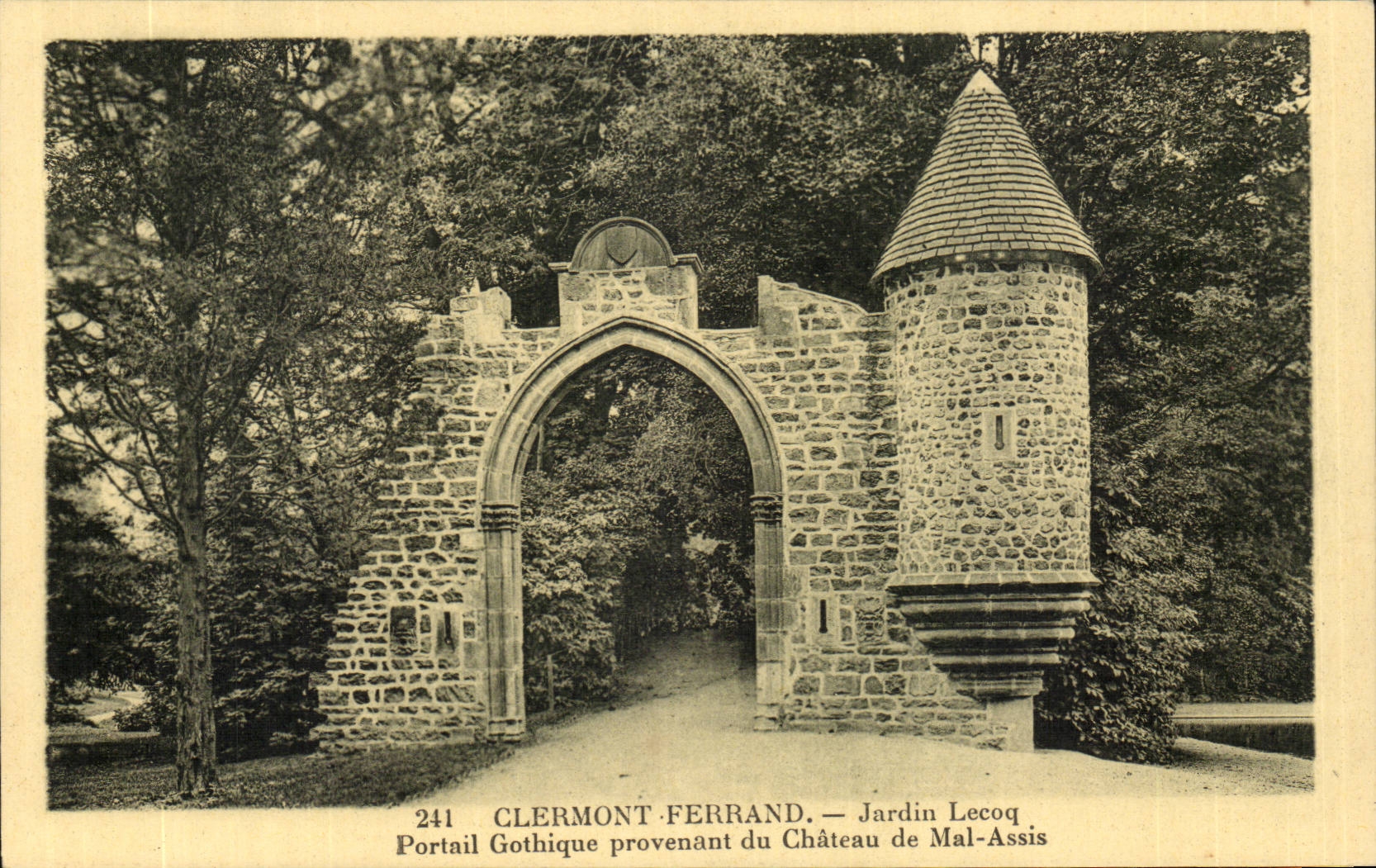 Gotisches Lecoq- Gatter Puyde Dome- Clermont-Ferrand-Garten das vom Schloss von Badly-Sitted-CPA kommt