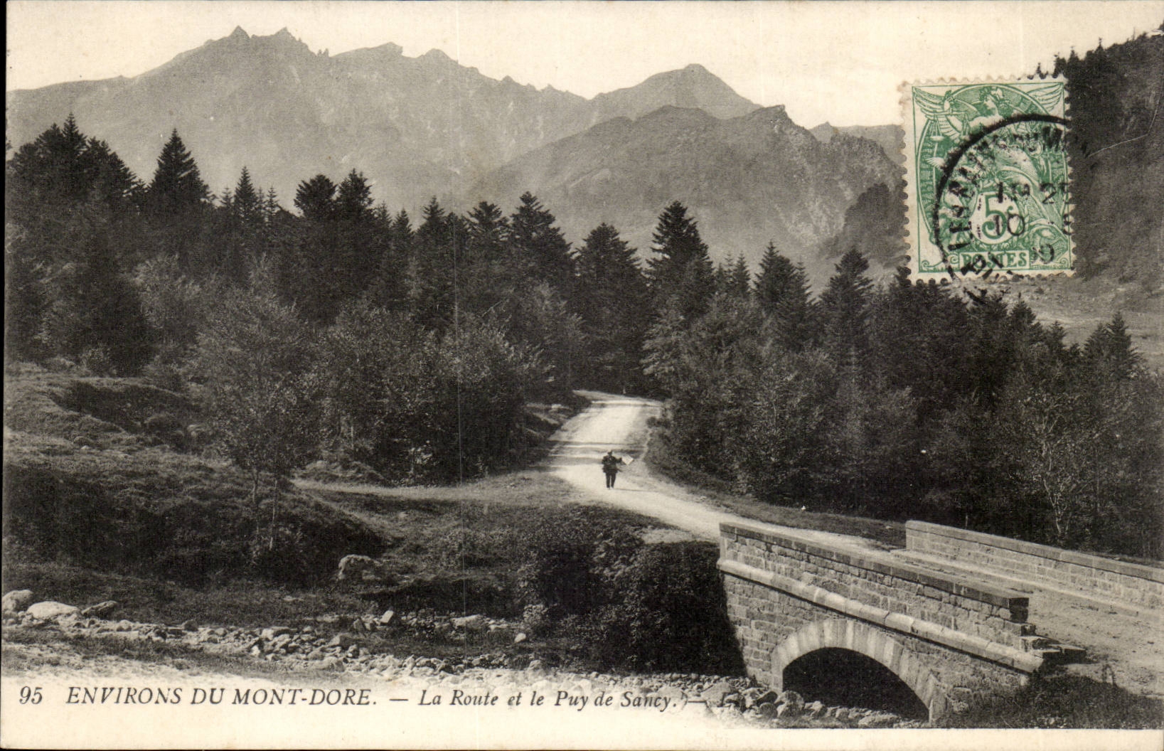Puy de Dome- die Einfassung vergoldet die Strasse und Puy de Sancy--CPA