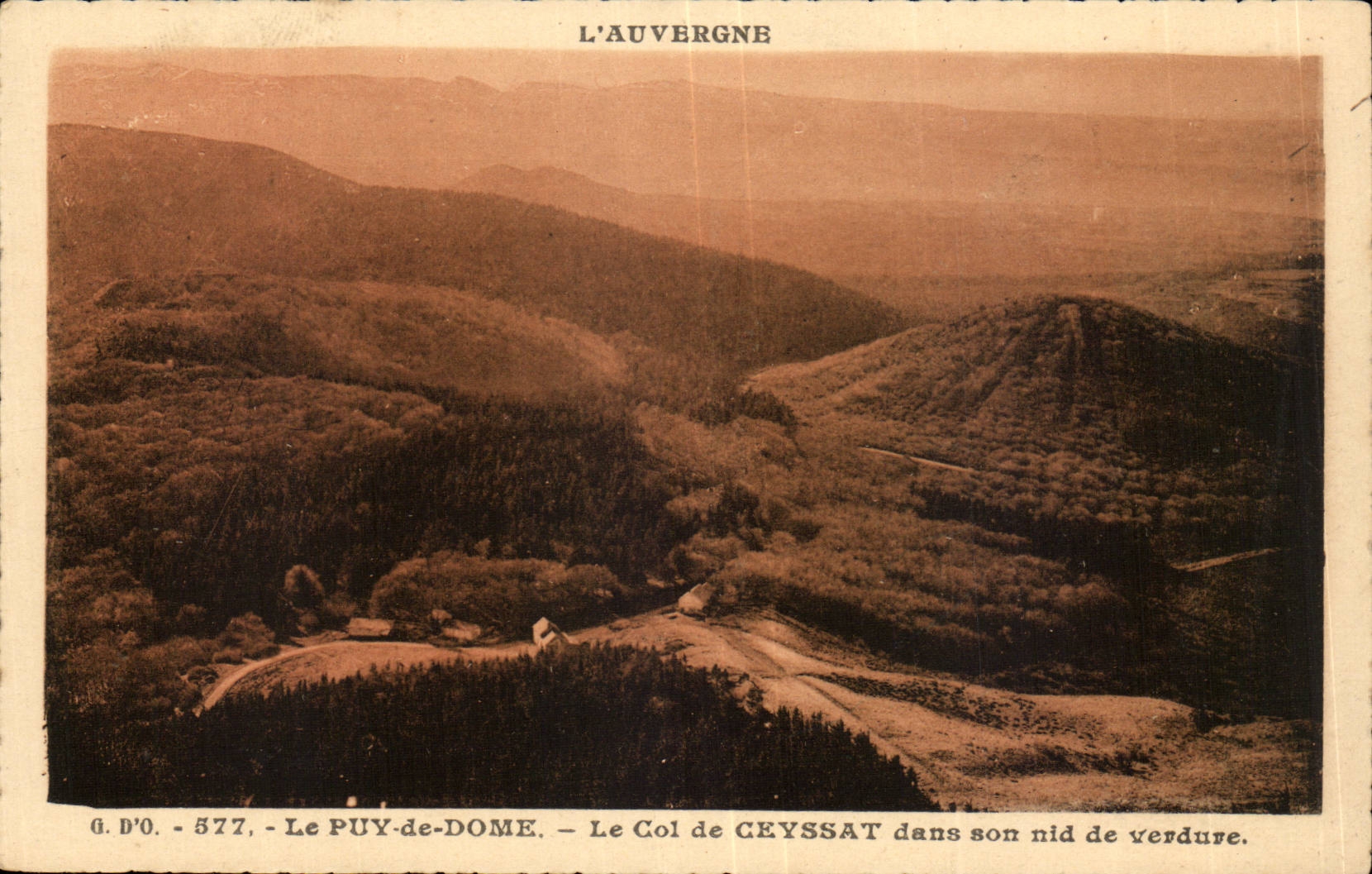 Puy de Dome it Collar of Ceyssat in its nest of greenery-CPA