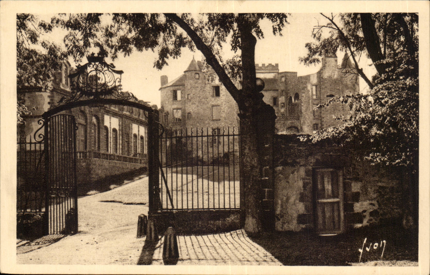 Puy of Dome-Chatelguyon Main courtyard of the Castle of Chazeron-CPA