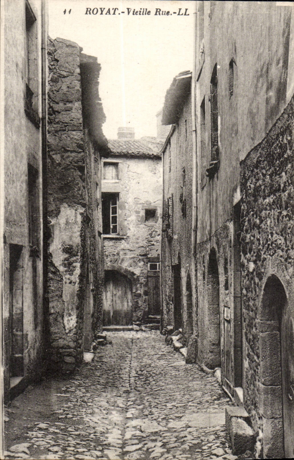 Puy De Dome - Royat - Old woman Street - CPA