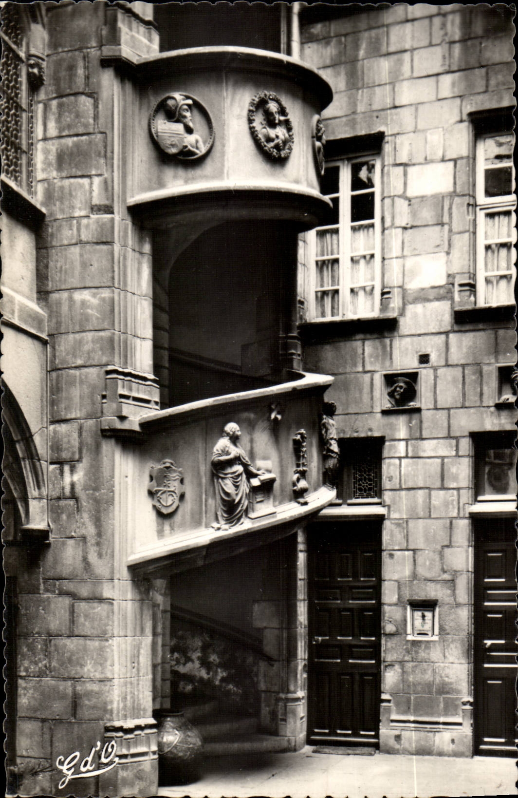Puy de Dome - Riom - Cour et Cage d'escalier Renaissance en Face de la Tour de l'Horlage- CPA