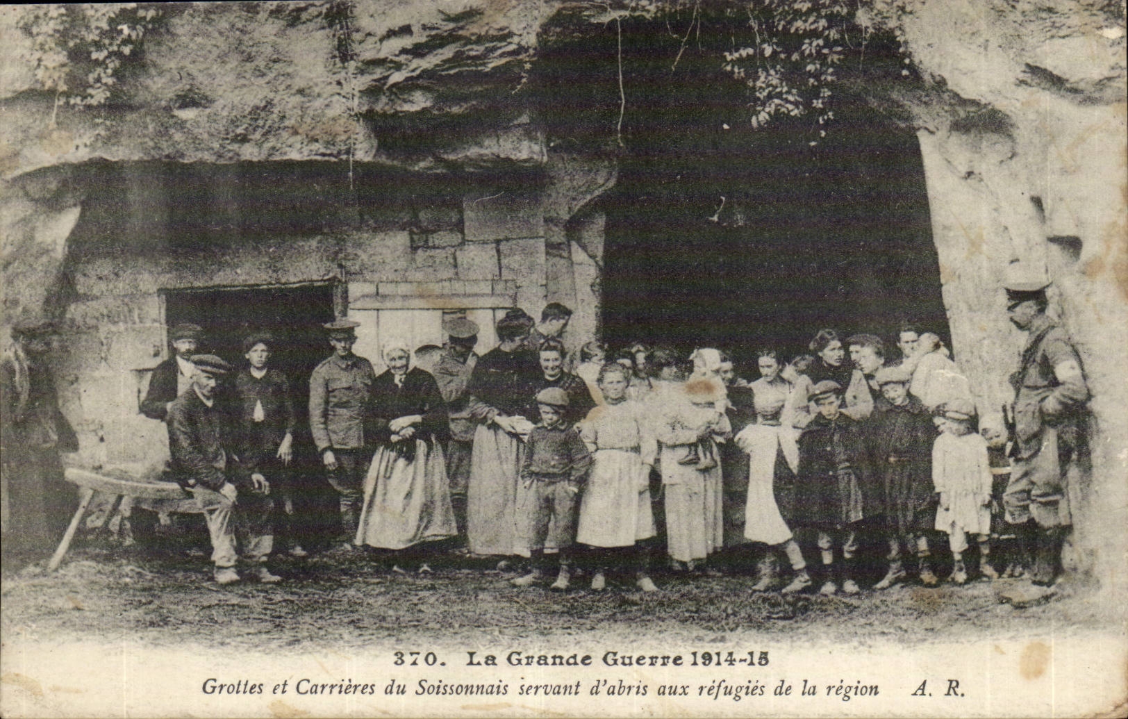 Soissons - Caves and Careers of Soissonnais being used as shelters to the refugees of the area - War 1914 15 - CPA