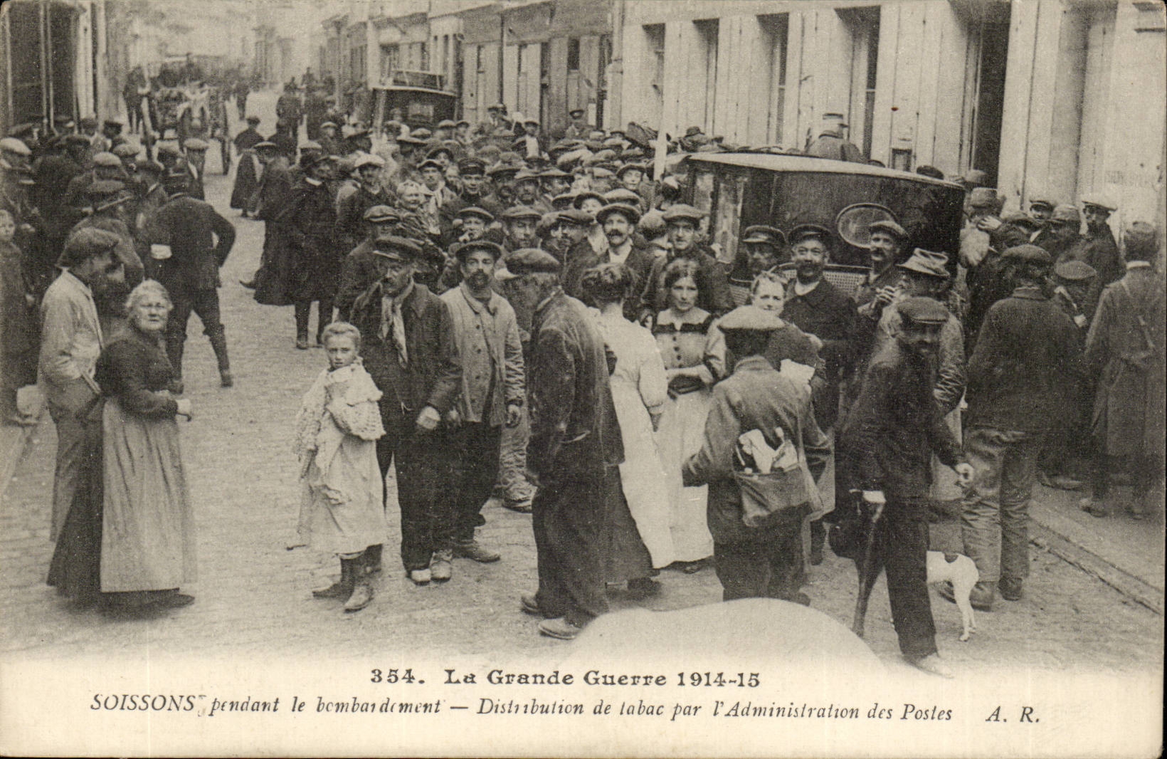 Soissons - during the bombardment - Distribtion of tobacco by the Administration of the Post offices it Great War - CPA