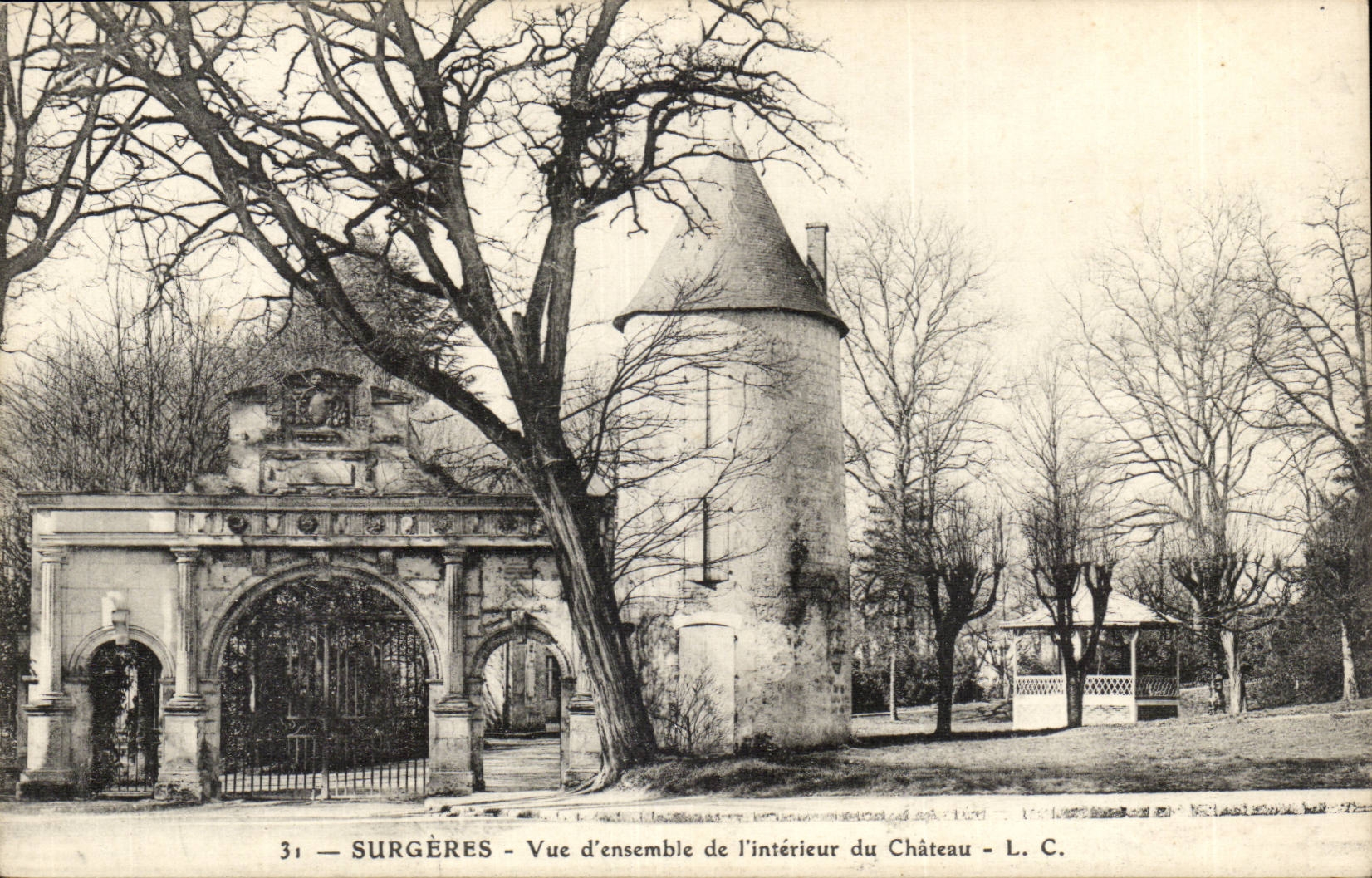 Surgeres CPA Gesamtabbildung des Innenraums des Schlosses