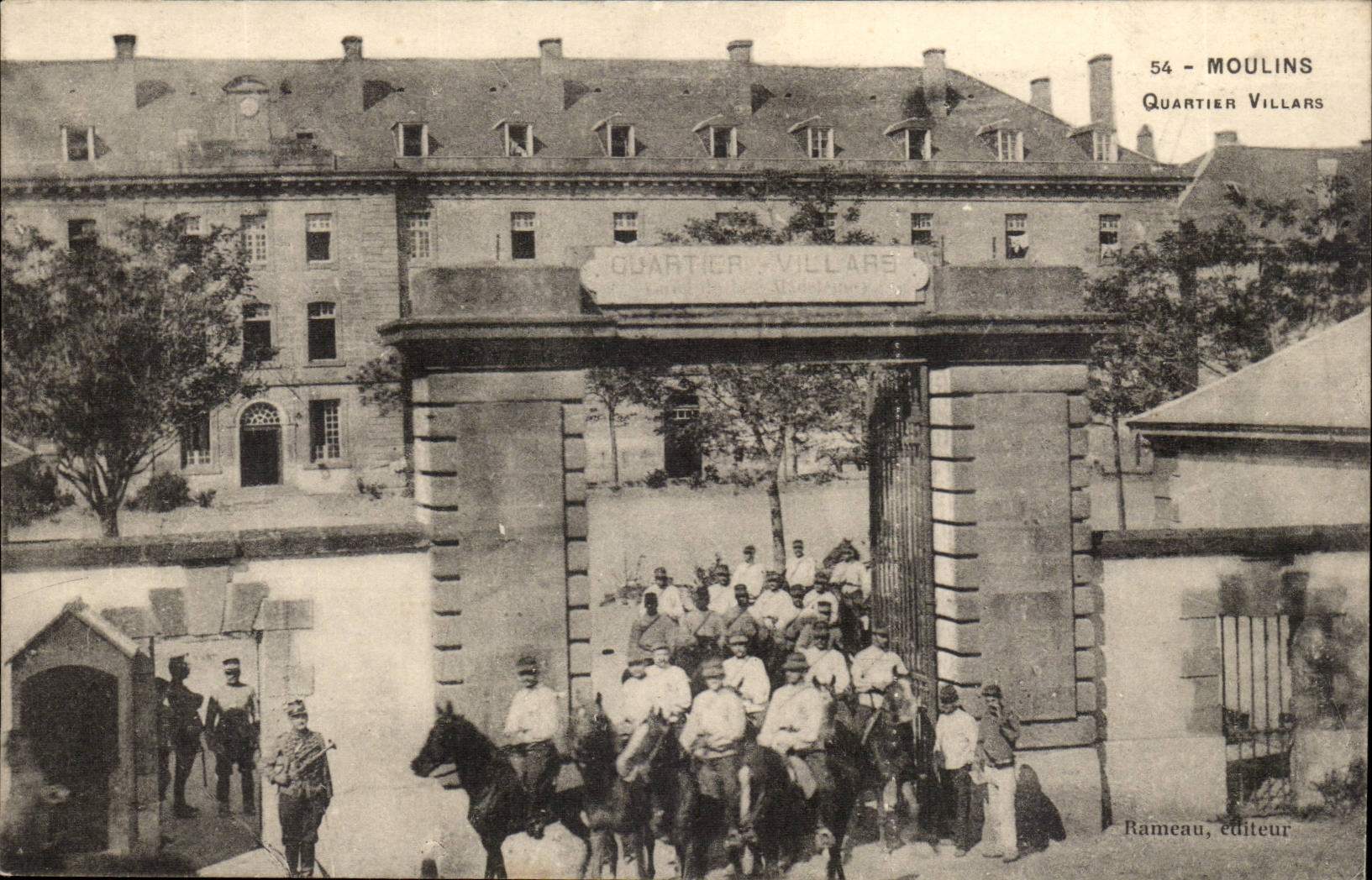 Moulins CPA District Vilalrd (soldiers militaria)