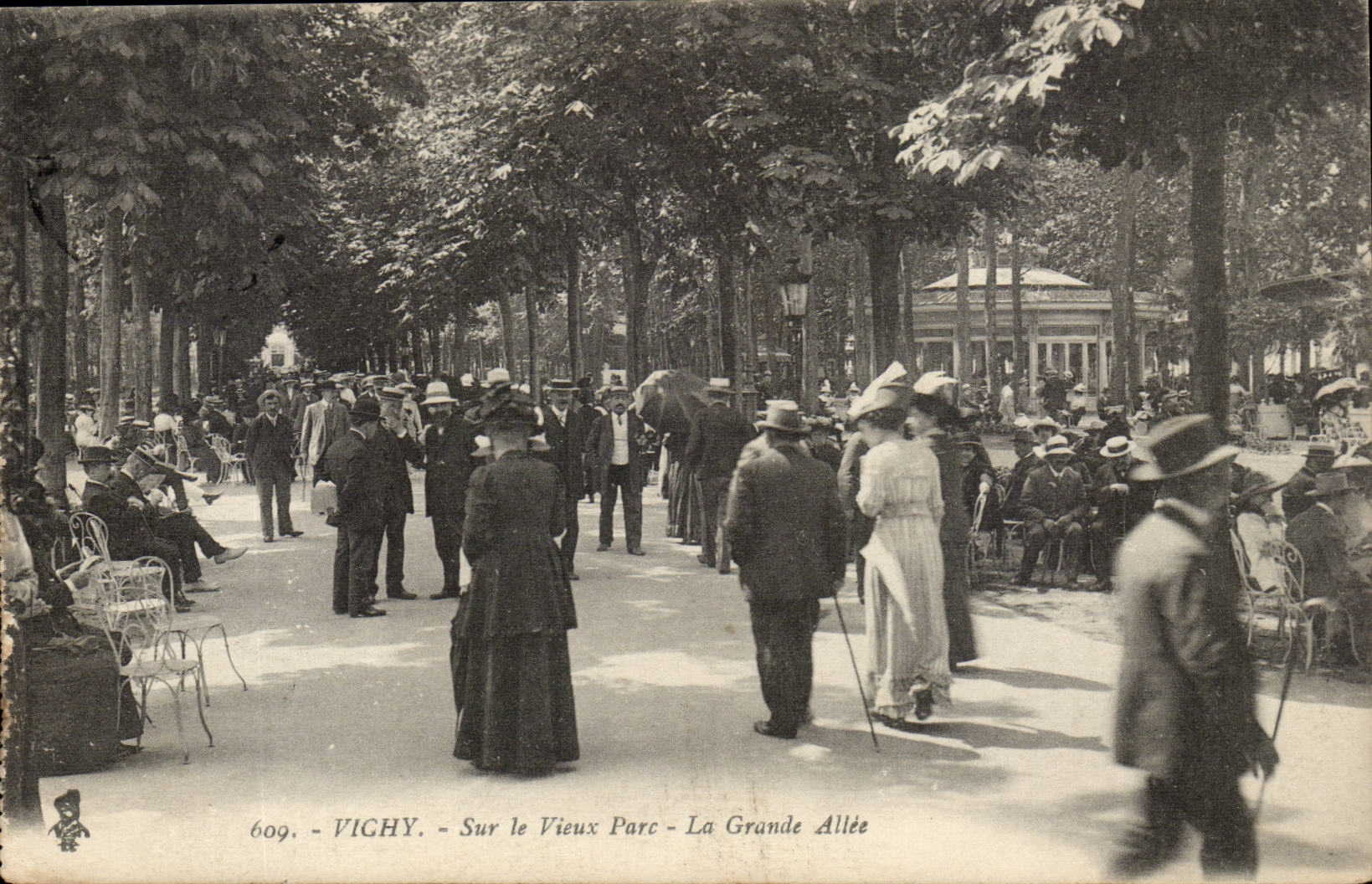 Vichy CPA On the old park the large alley