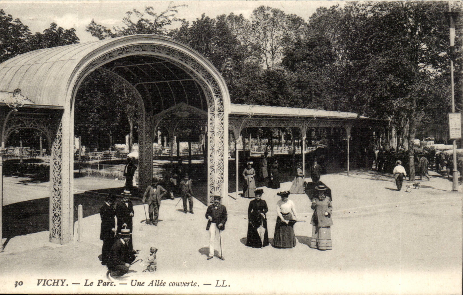 Vichy CPA the park a shady walk