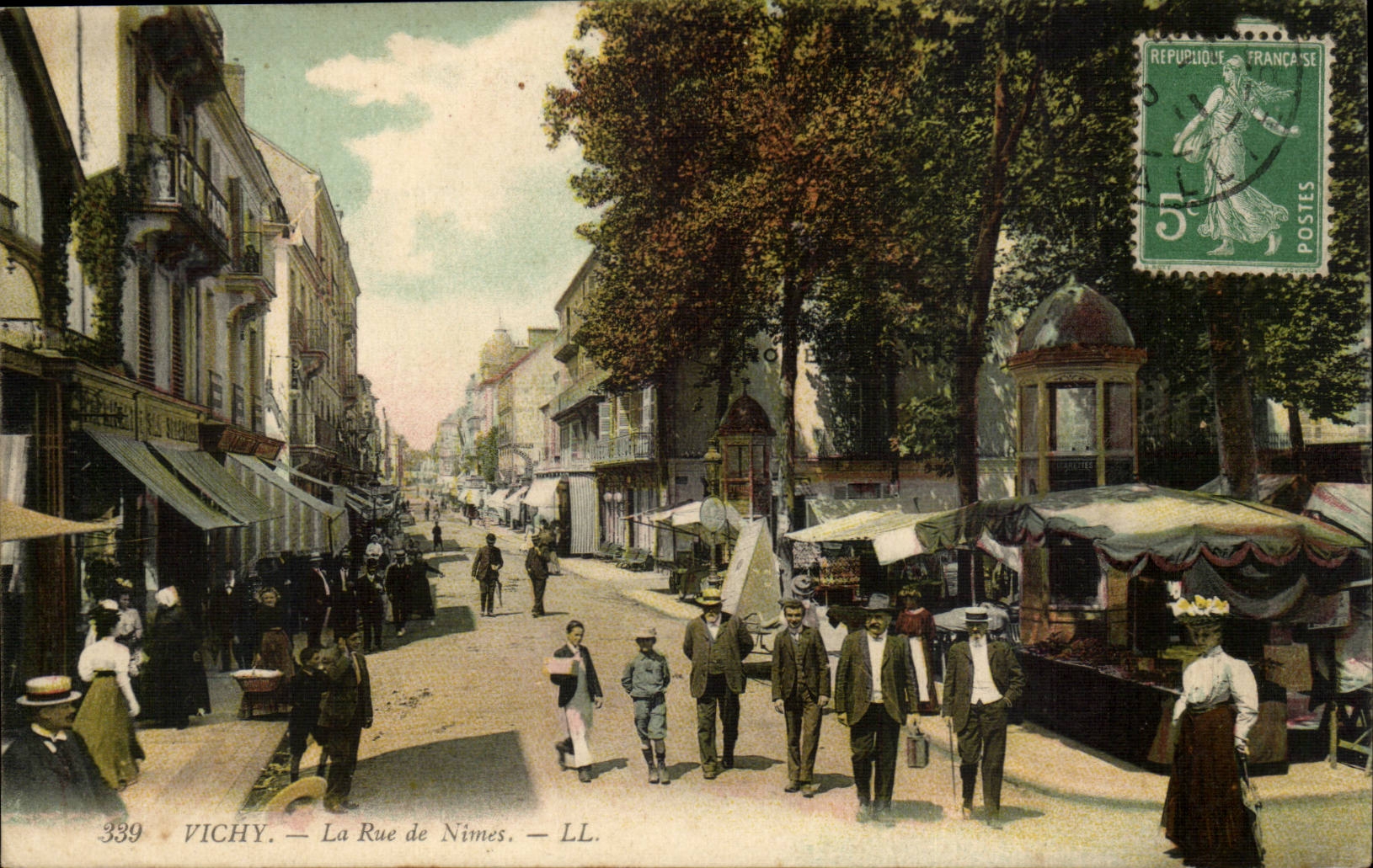 Vichy CPA the street of Nimes