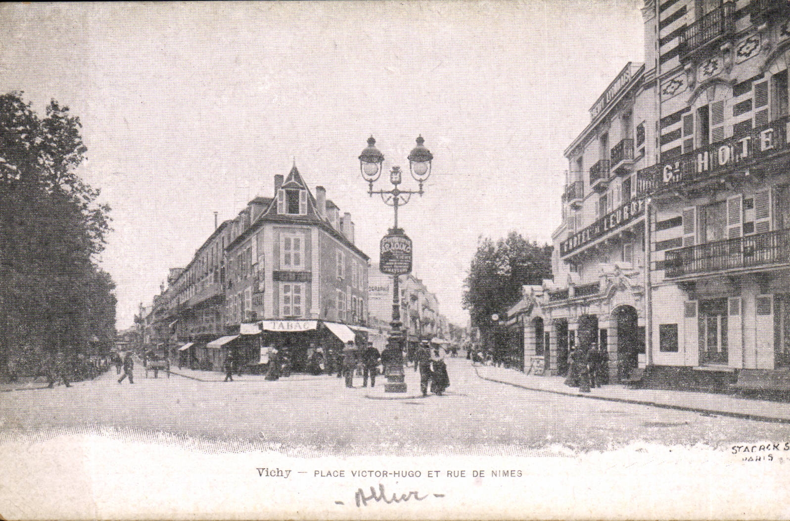 Vichy CPA Places Victor Hugo and street of Nimes