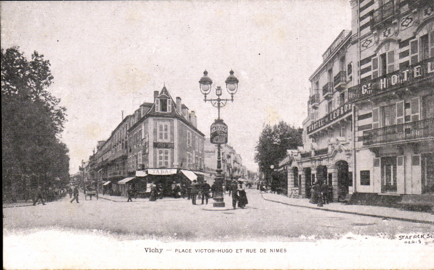 Vichy CPA Places Victor Hugo and street of Nimes