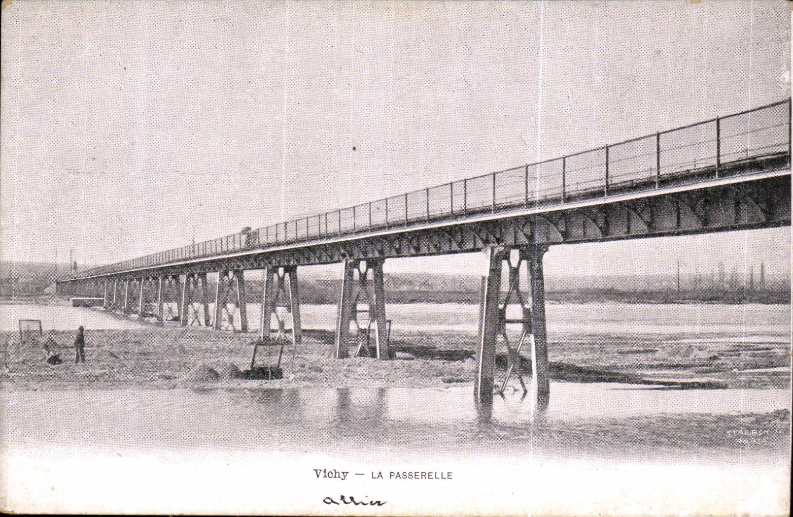 Vichy CPA the footbridge