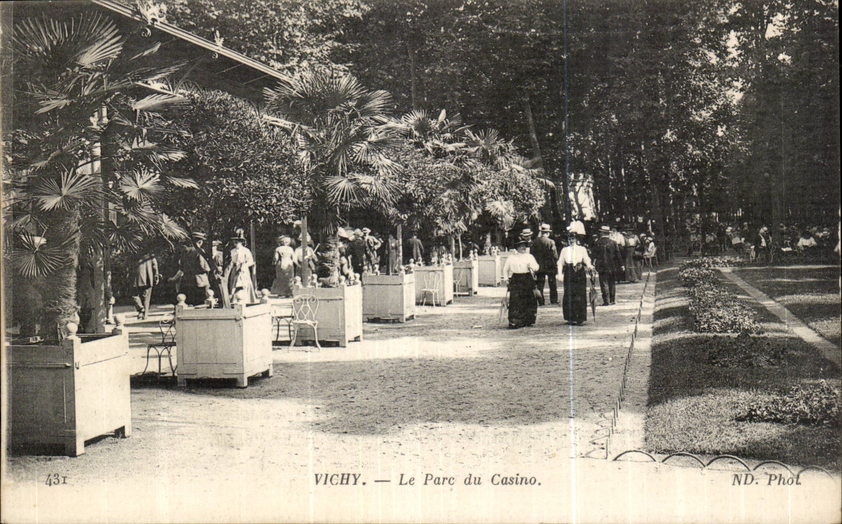 Vichy CPA the park of the casino