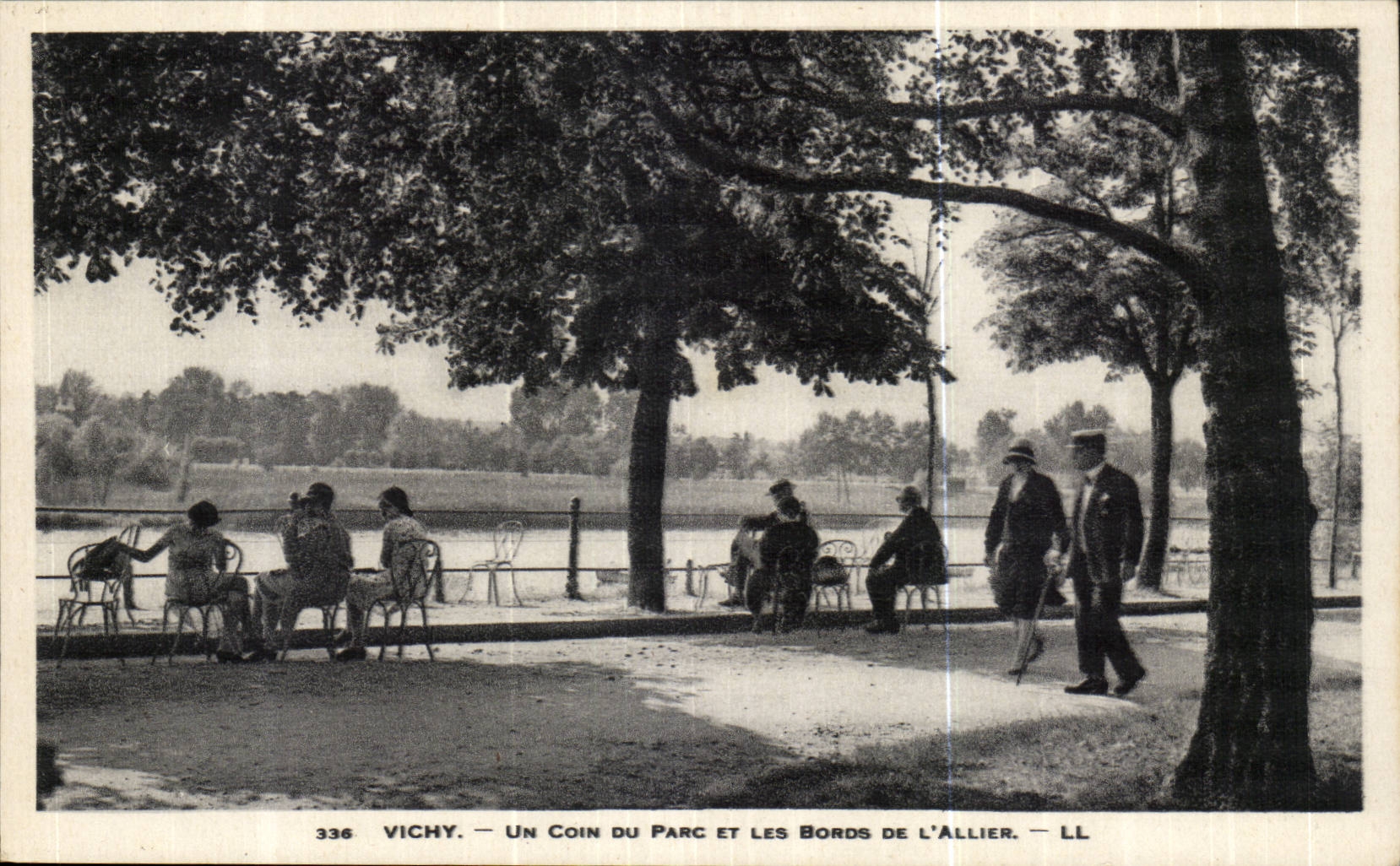 Vichy CPA a corner of the park and the edges to combine it