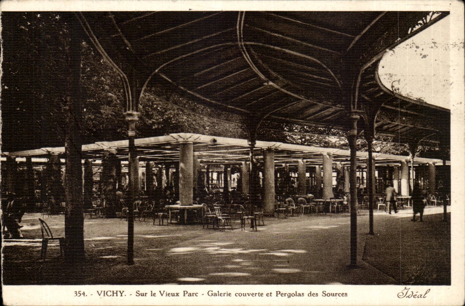 Vichy CPA on the old park covered Gallery and pergolas of the sources