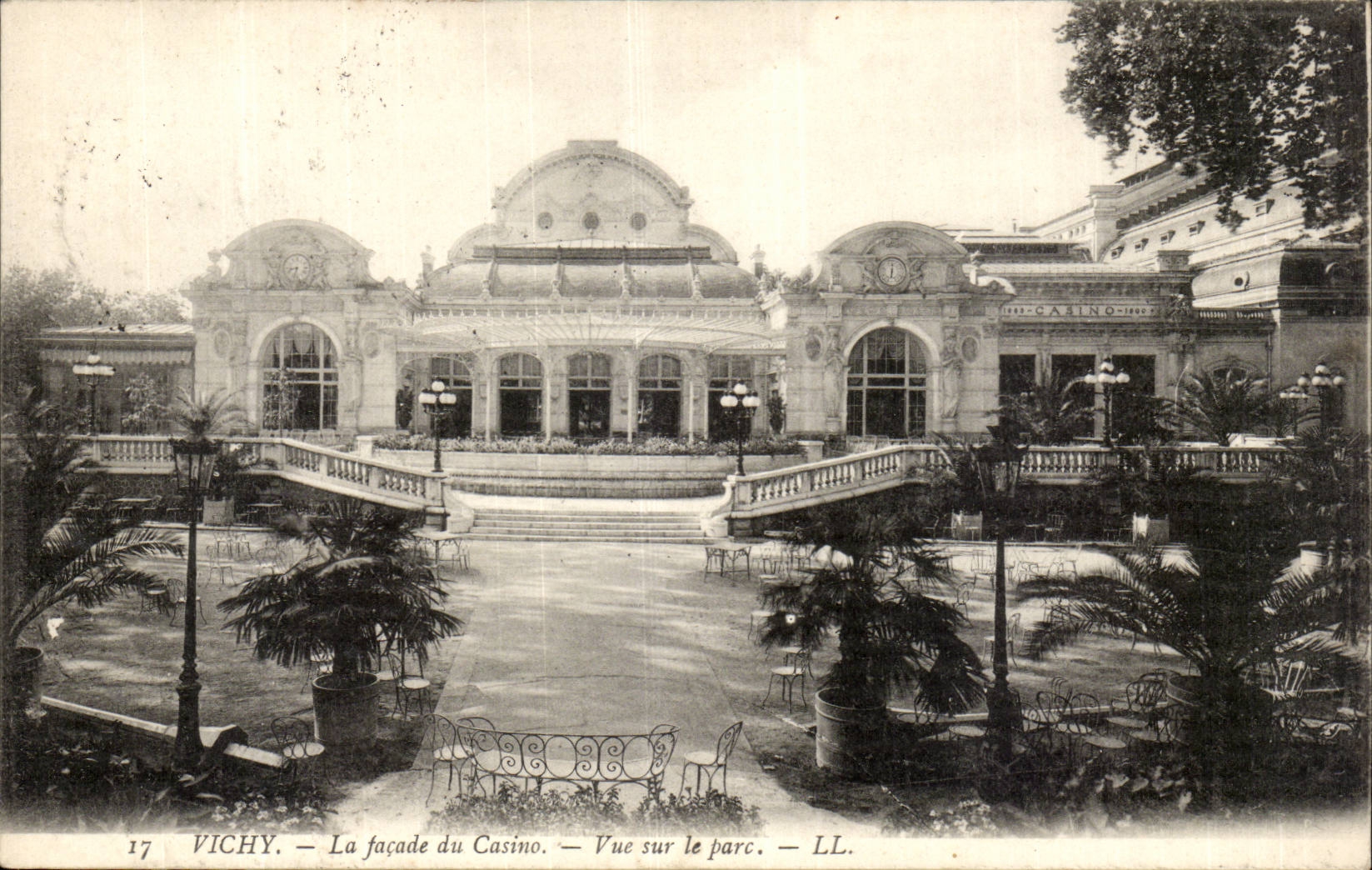 Vichy CPA the frontage of the casino Seen on the park
