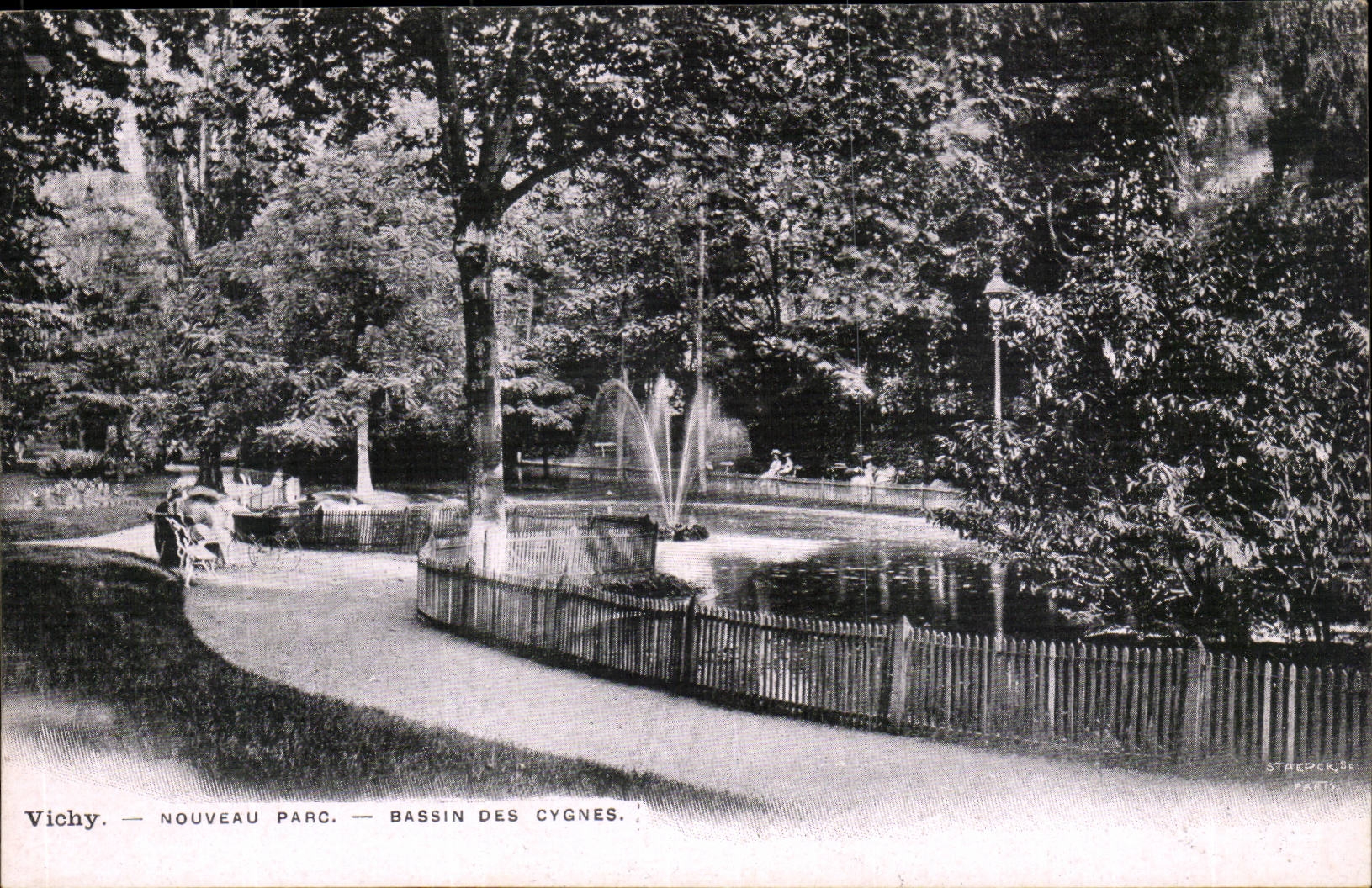 Vichy CPA New park Basin of the swans