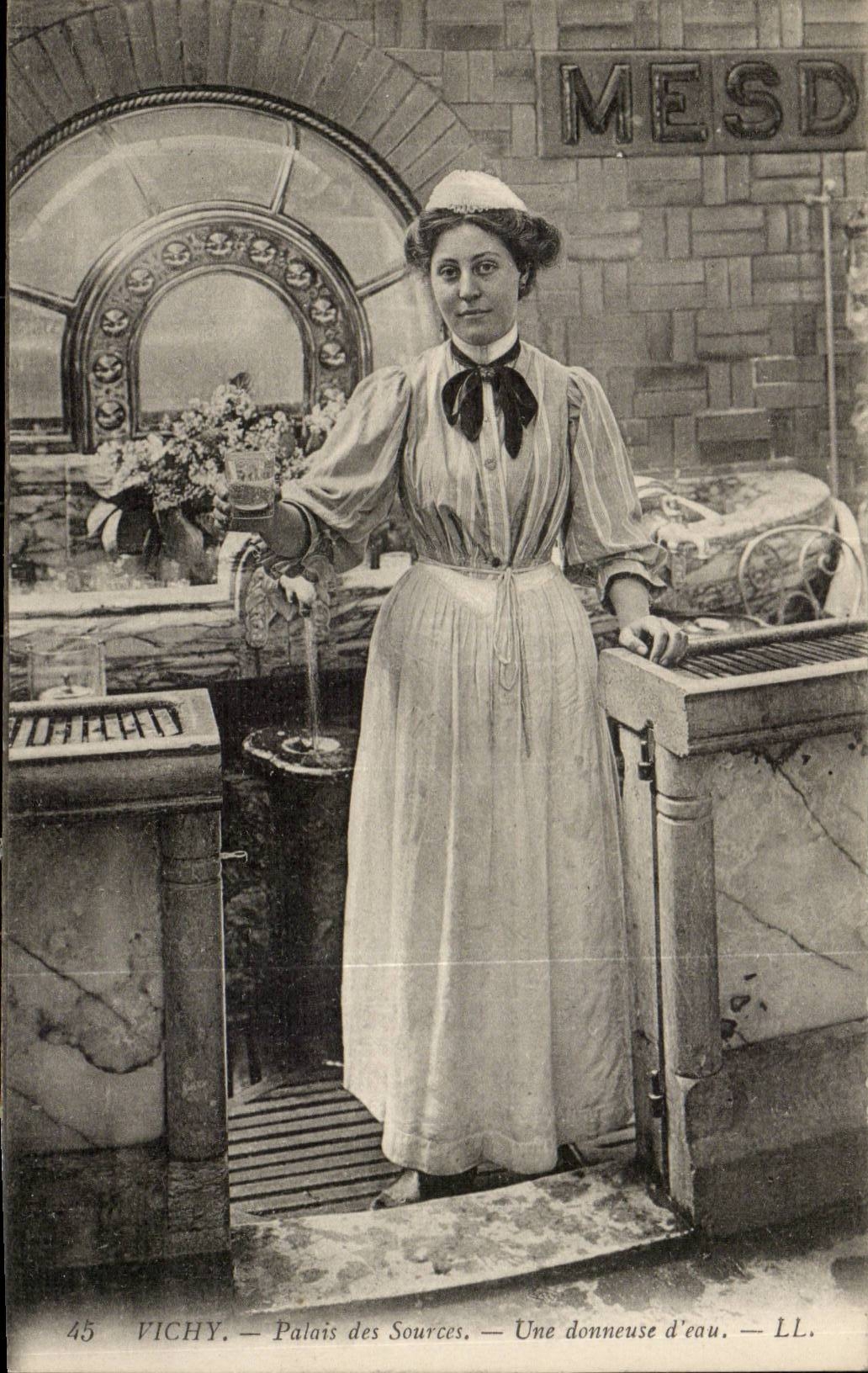 Vichy CPA Palate of the sources donneuse of water TOP Small trades