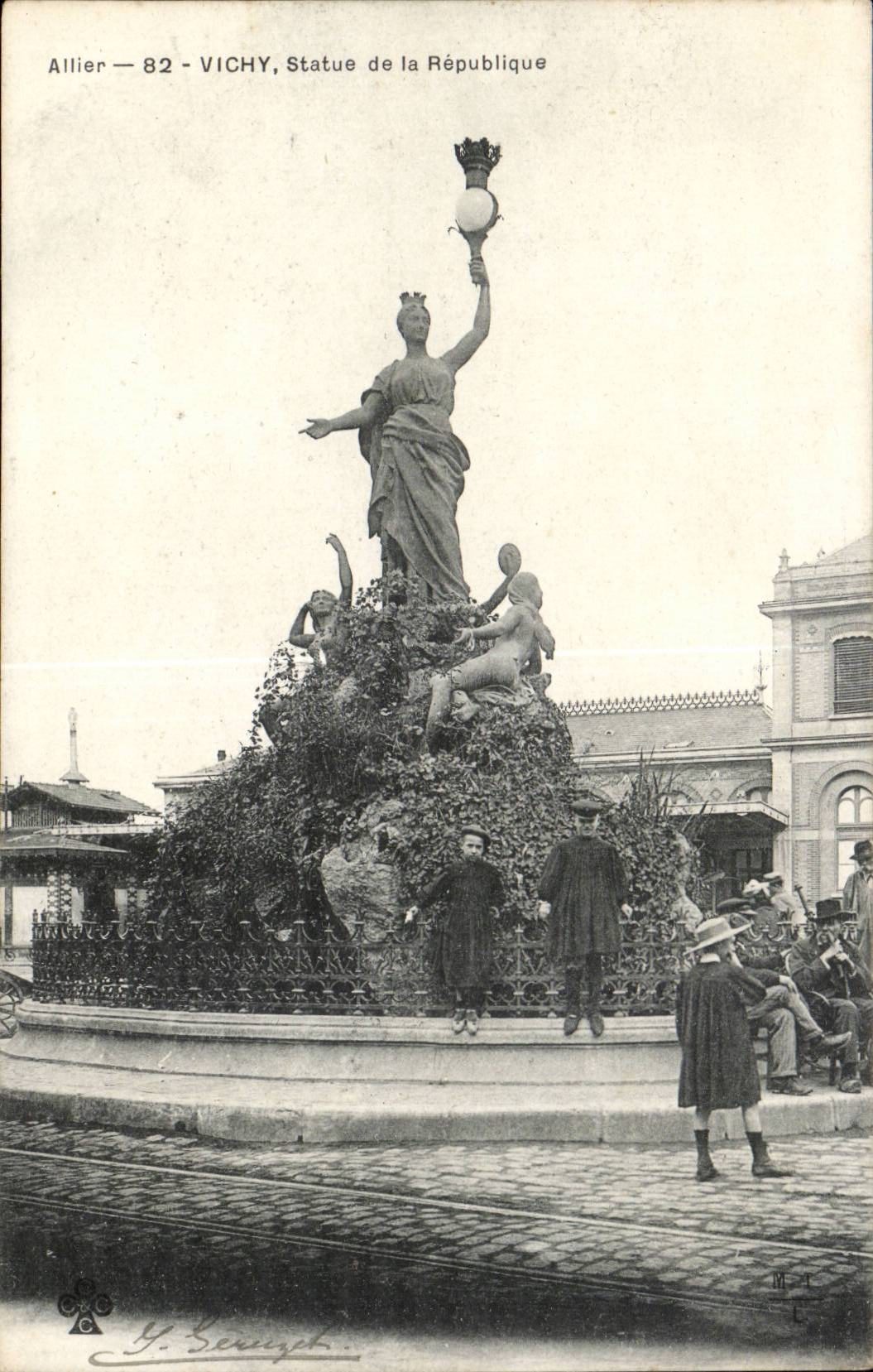 Vichy CPA Statue of the Republic
