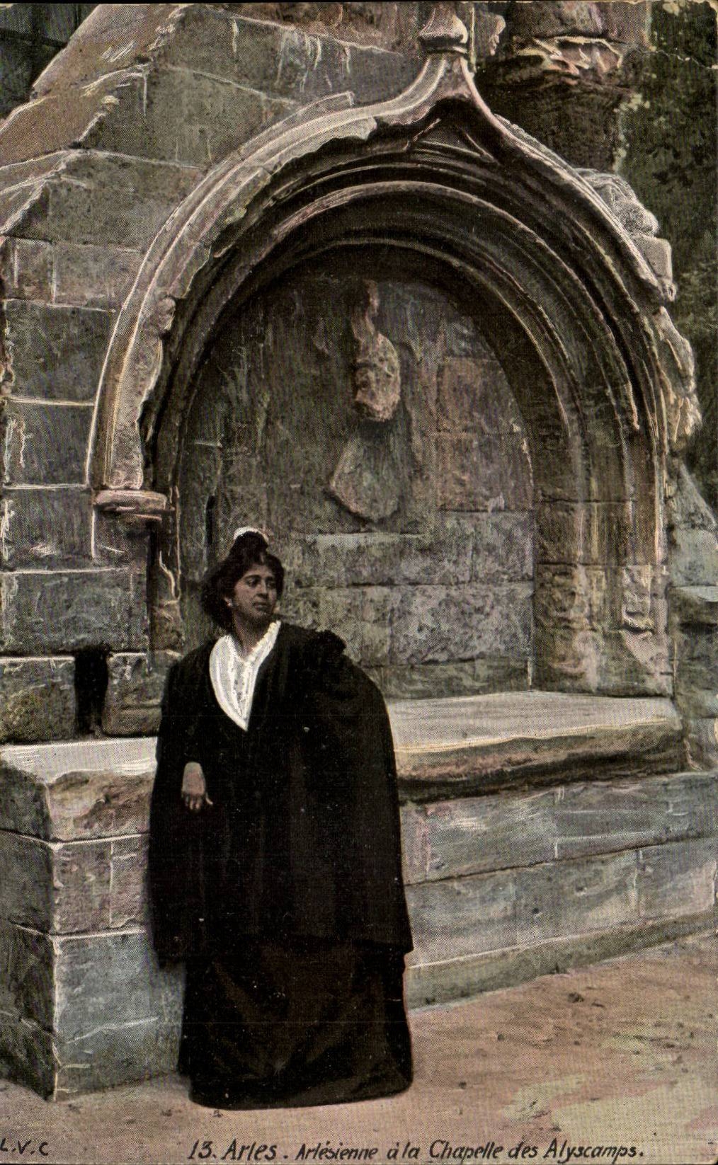 Arles - Arlesienne mit der Wolbung von Alyscamps -- CPA