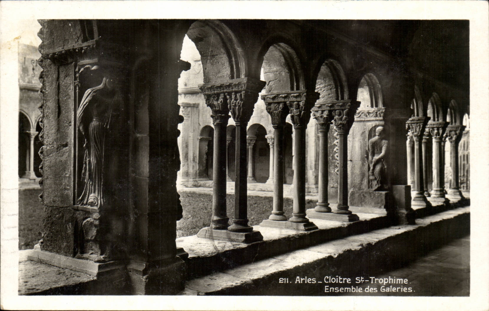 Arles - Galerie des heiligen Klosters Trophime - CPA