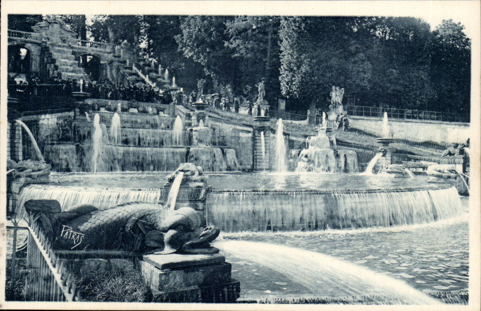 Saint Cloud CPA Le parc La cascade un jour de grandes eaux