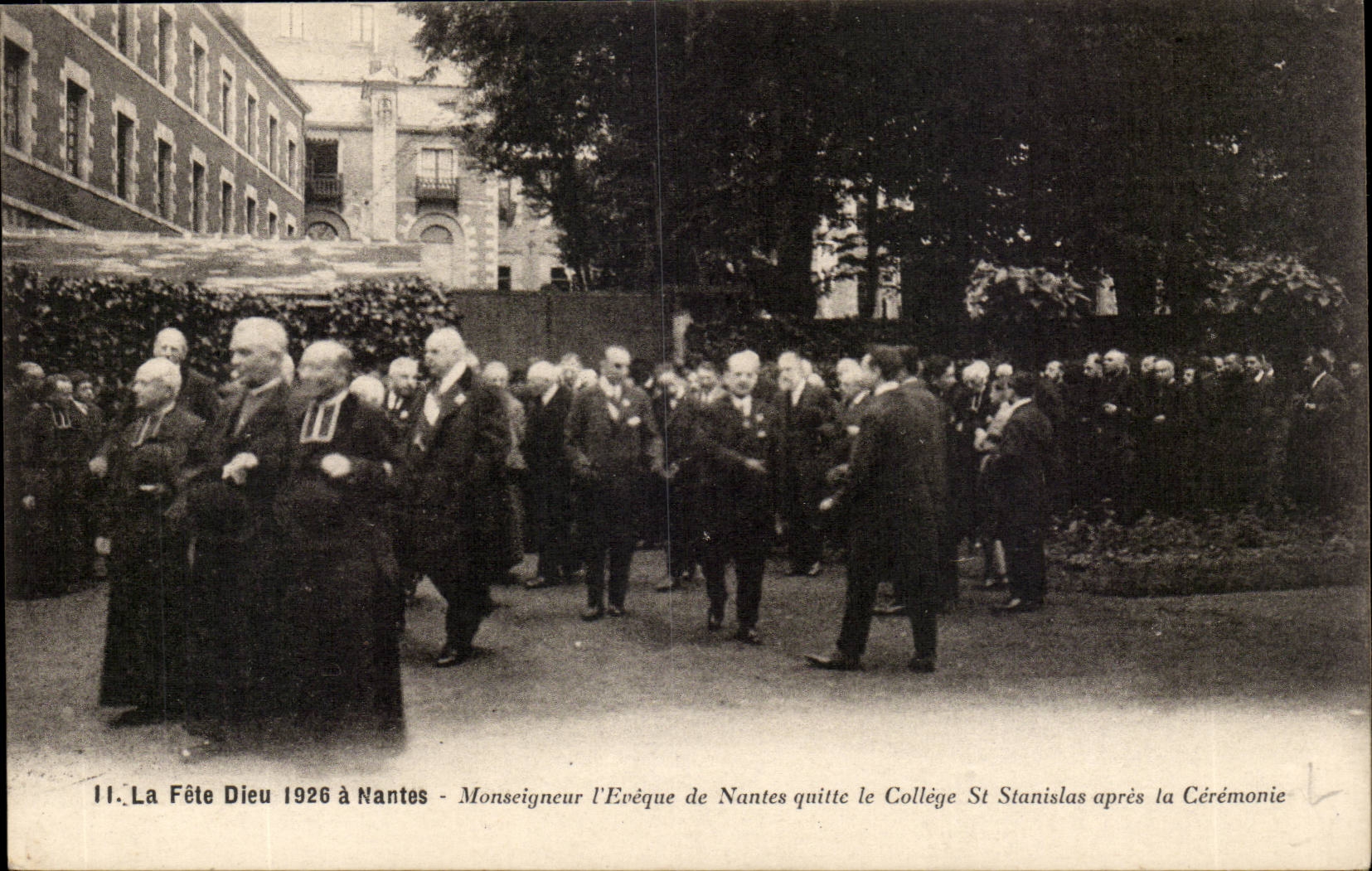 Nantes CPA the festival God has Nantes 1926 Monseigneur the bishop leaves the college St Stanislas after the ceremony