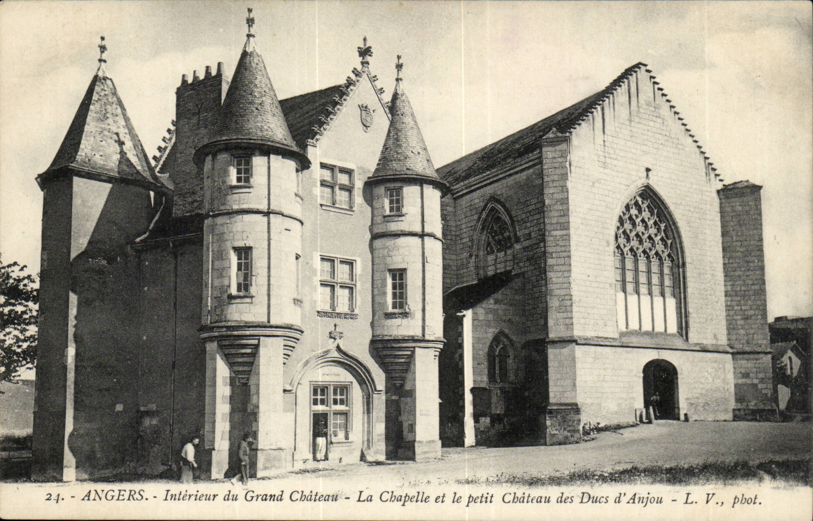 CPA Interior Angers of the large castle the vault and the small castle of the dukes of Anjou