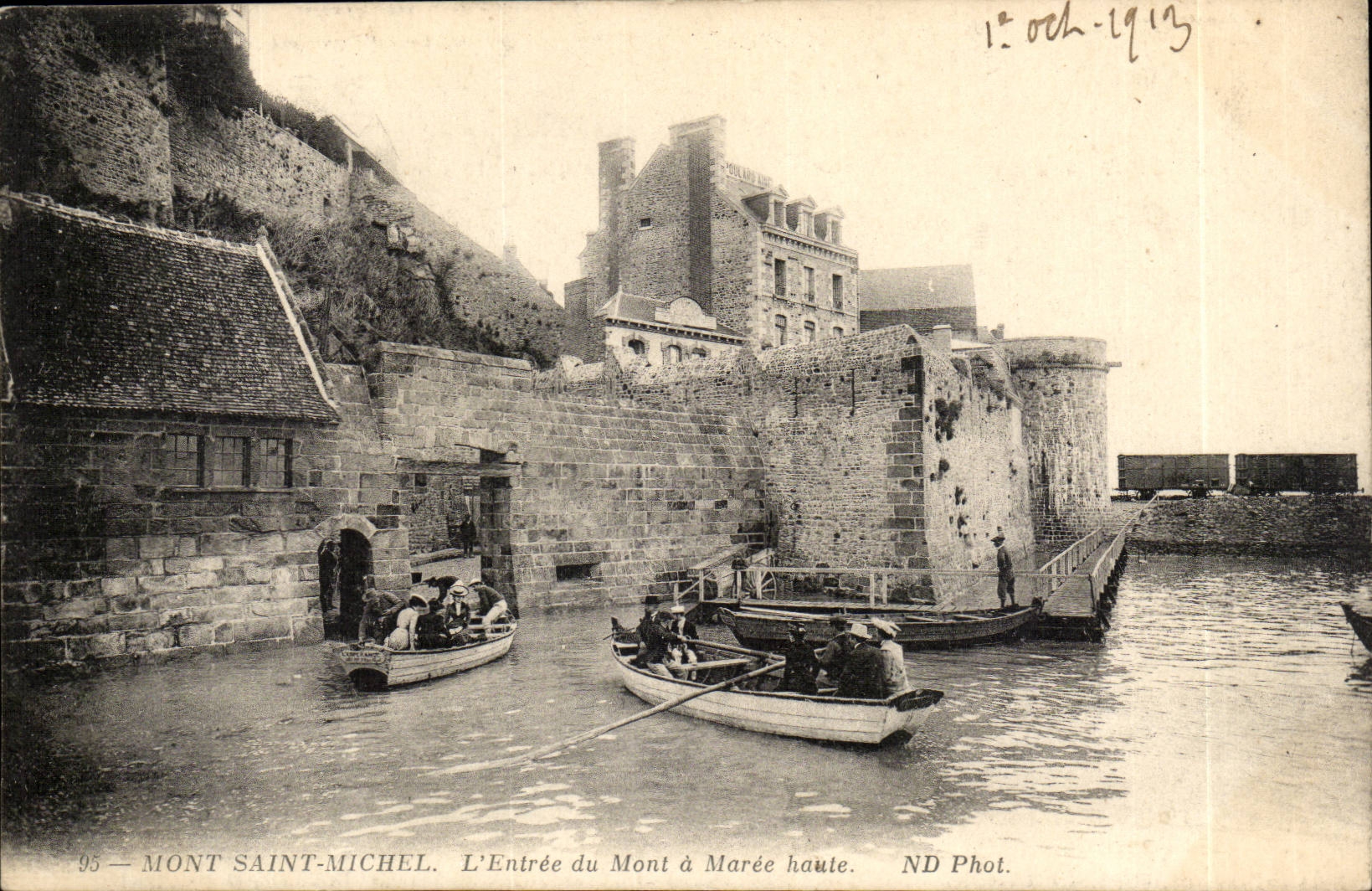 Mont Saint Michel CPA L Entering of the Mount has high tide