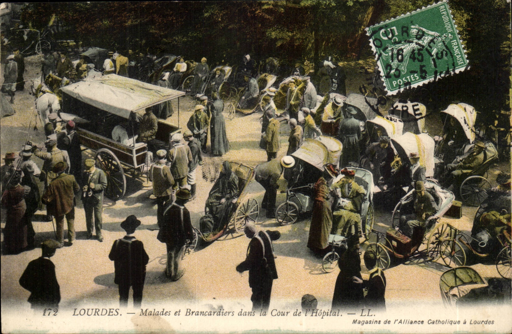 Lourdes Sick CPA and stretcher-bearers in the court of L hospital