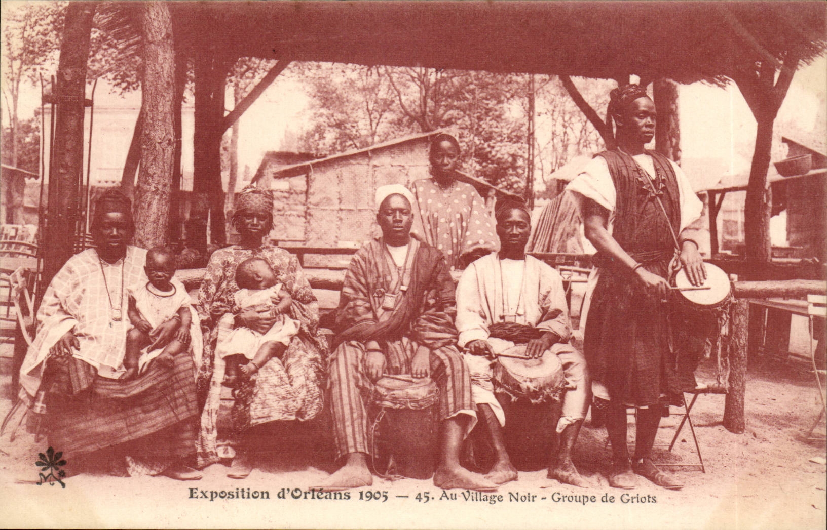 CPA Exposition d'Orleans 190 Au village noir Groupe de griots (musique afrique africa) TOP