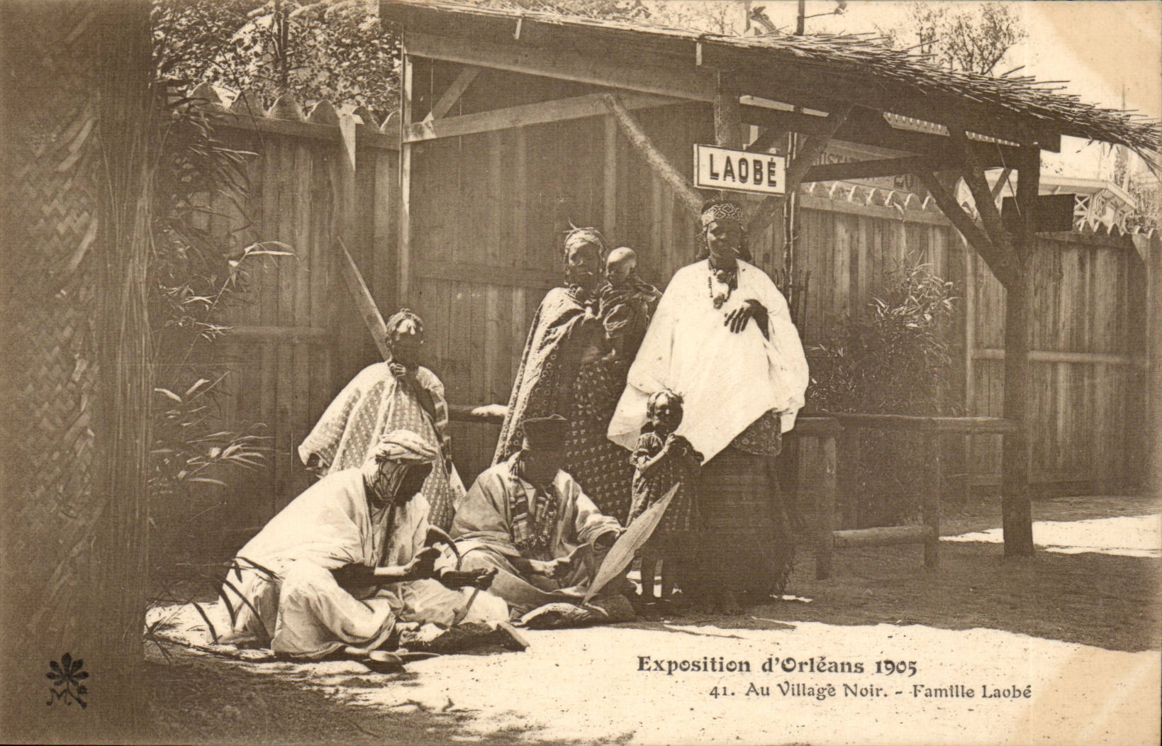 CPA Exposition d'Orleans 1905 Au village noir FAmille Laobe TOP (Afrique Africa petits metiers)