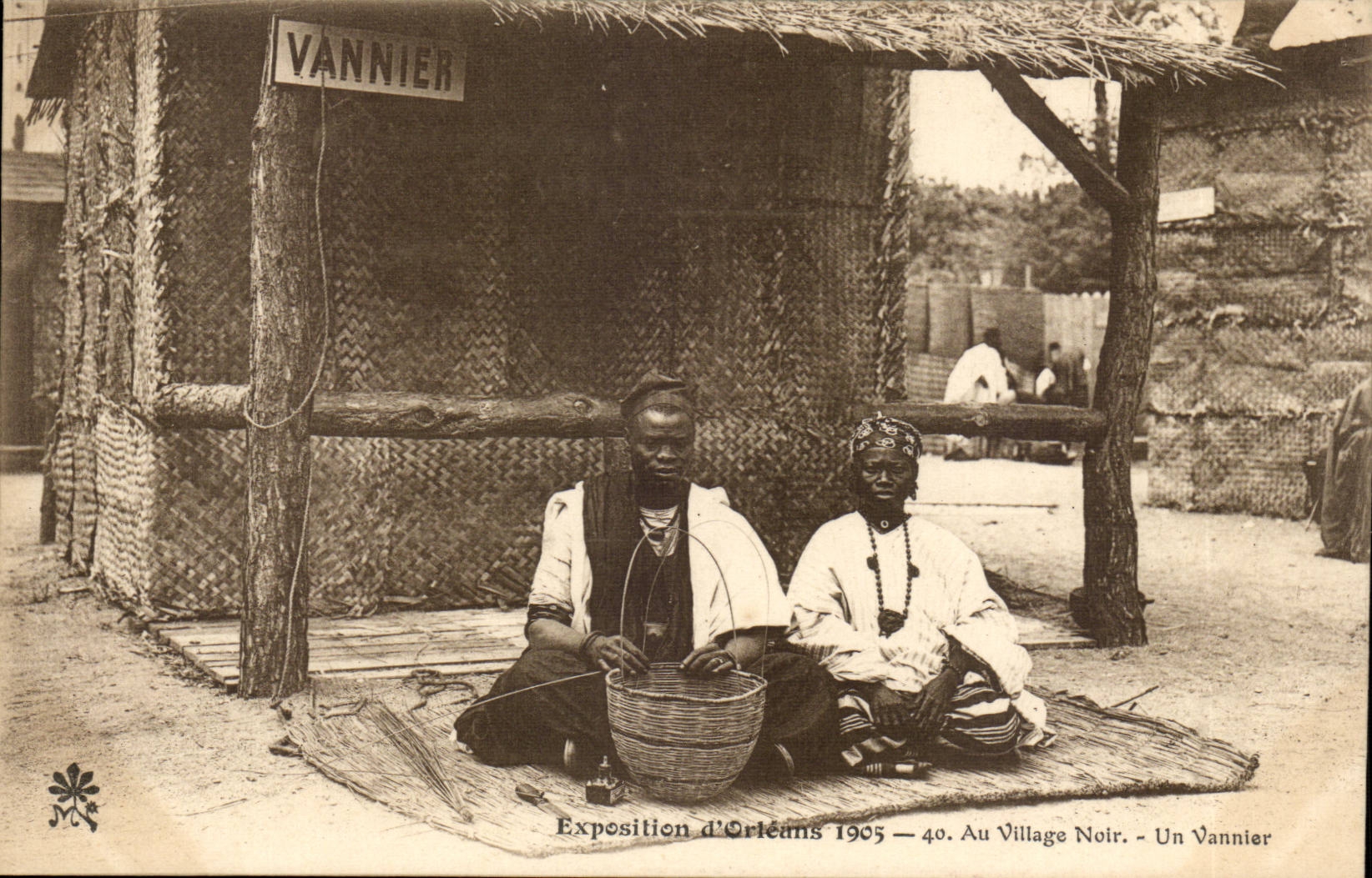 CPA Exposition d'Orleans 1905 Au village noir Un vannier TOP (Afrique Africa petits metiers)