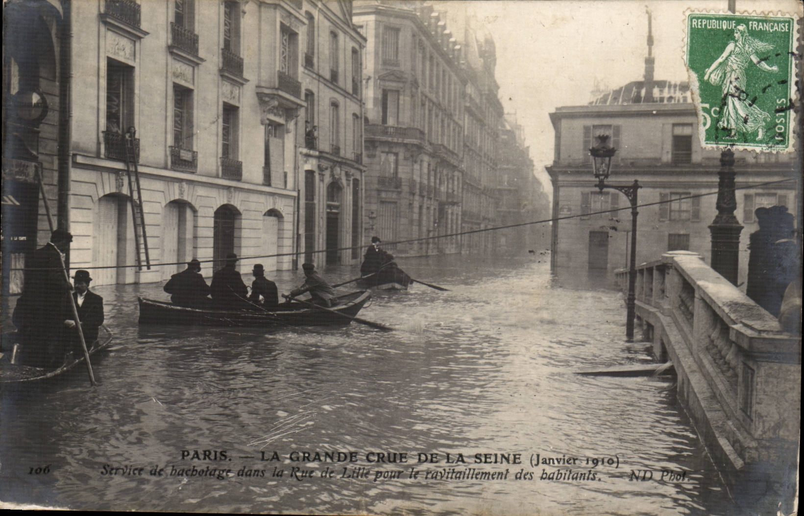 CPA Floods bets the great rising of the Seine (January 1910) Service of splashing in the street of Lille for the ravita