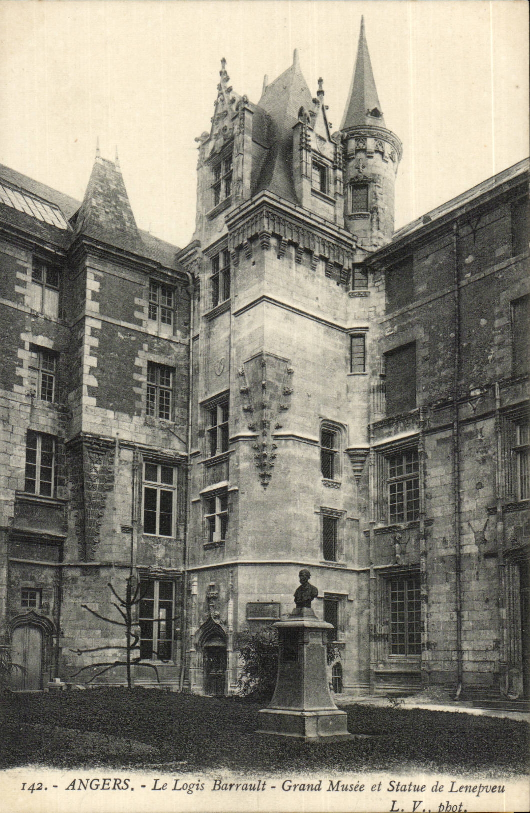 Angers CPA the Barrault home Large museum E Statue of Lenepeau