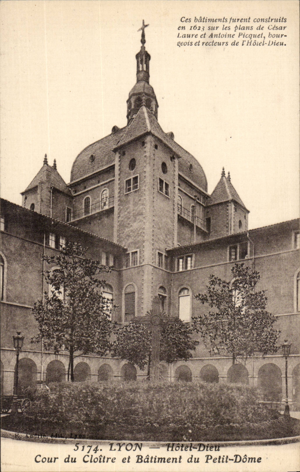 Lyon CPA Court of the cloister and building of the Small Dome