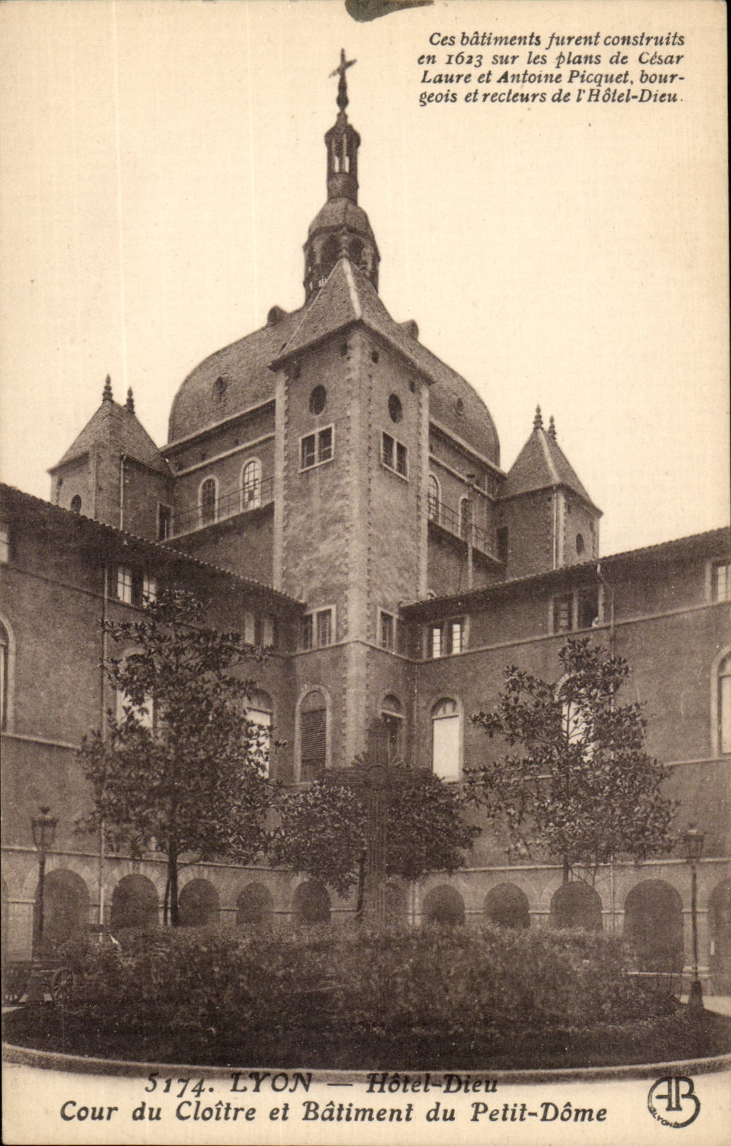 Lyon CPA Court of the cloister and building of the Small Dome