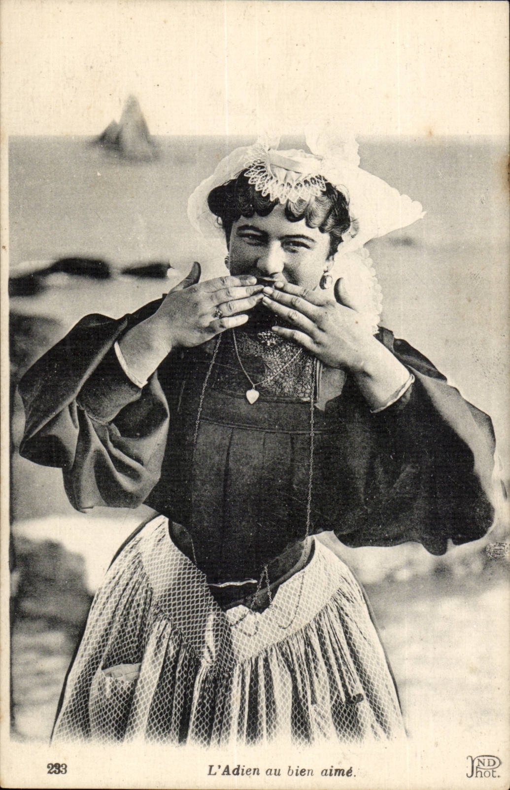 CPA Femme L Auf Wiedersehen mit der guten Gleiche Folklore-Frau