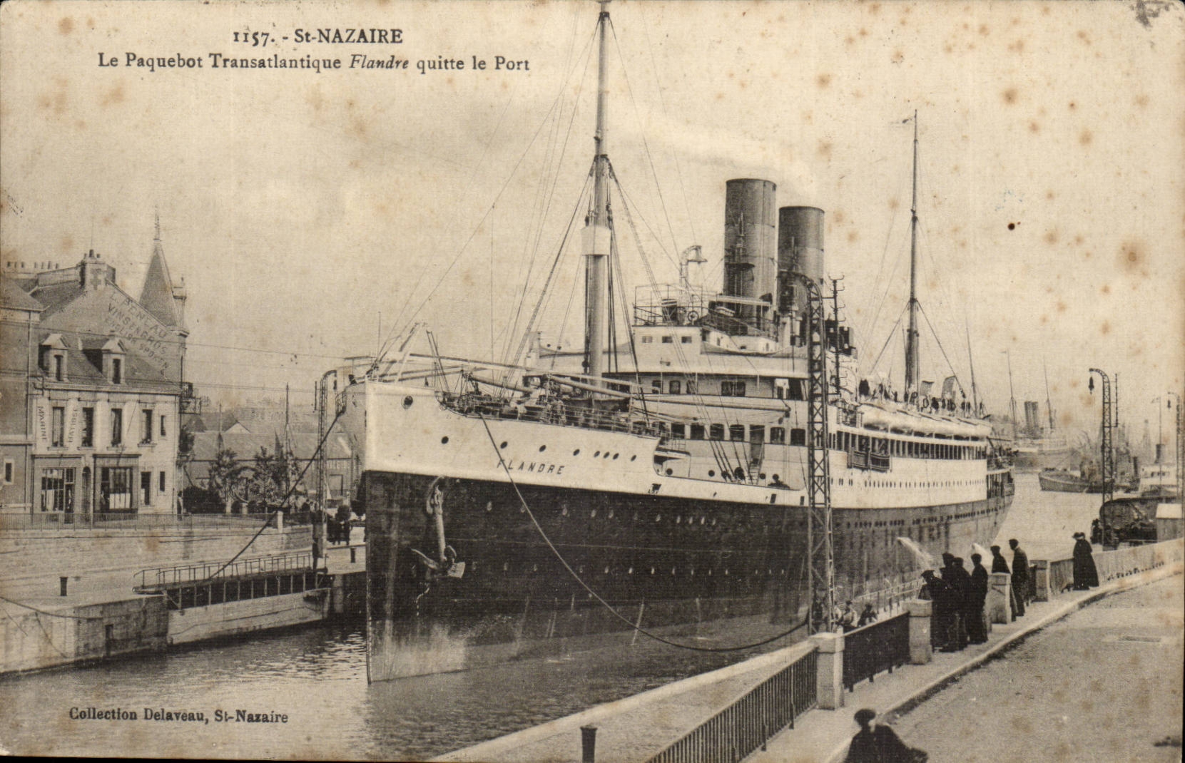 CPA St Nazaire the transatlantic liner leaves the port