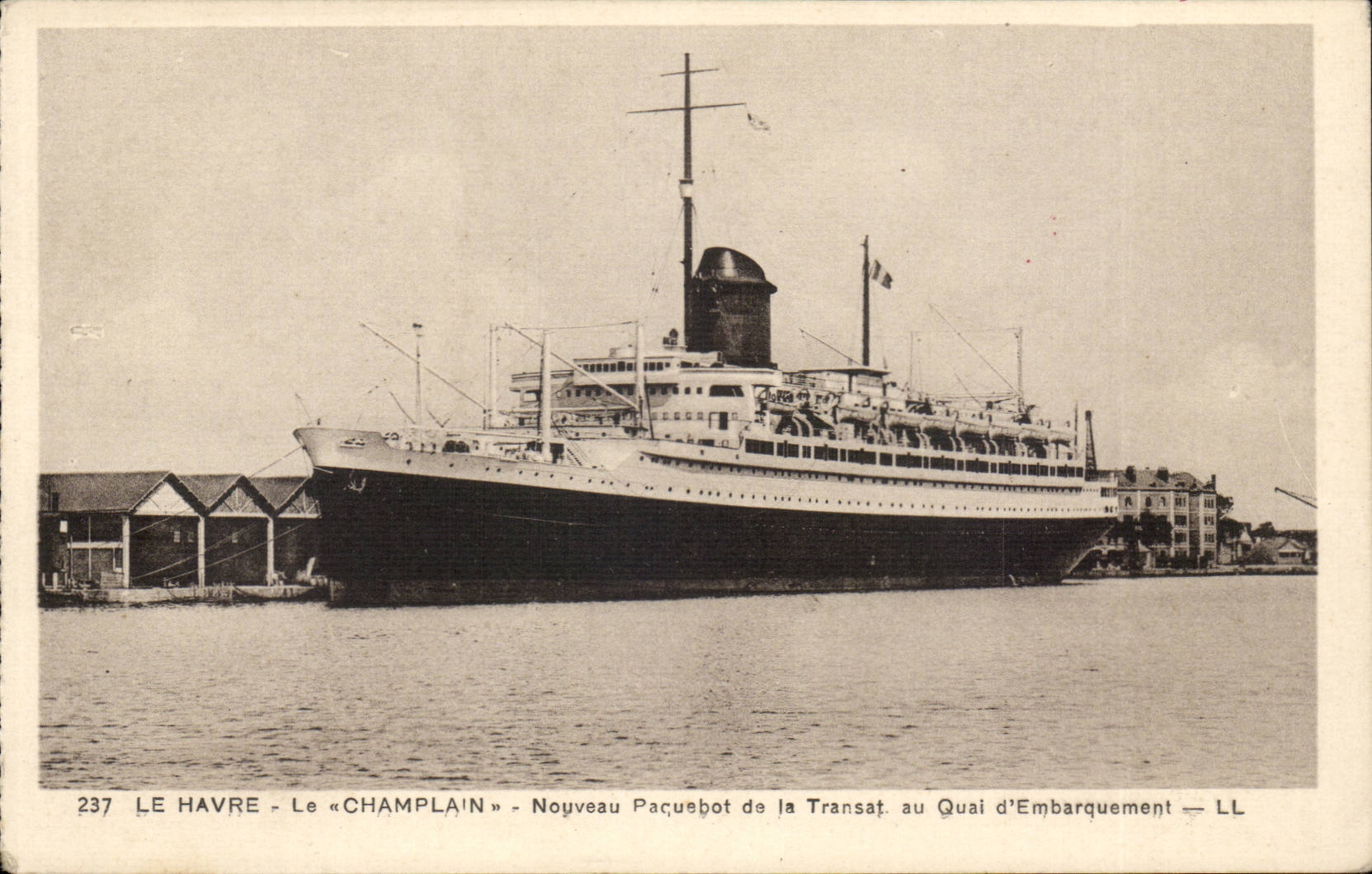 CPA Boat Le Havre Champlain New steamer of the Transatlantic race to the dispatching platform